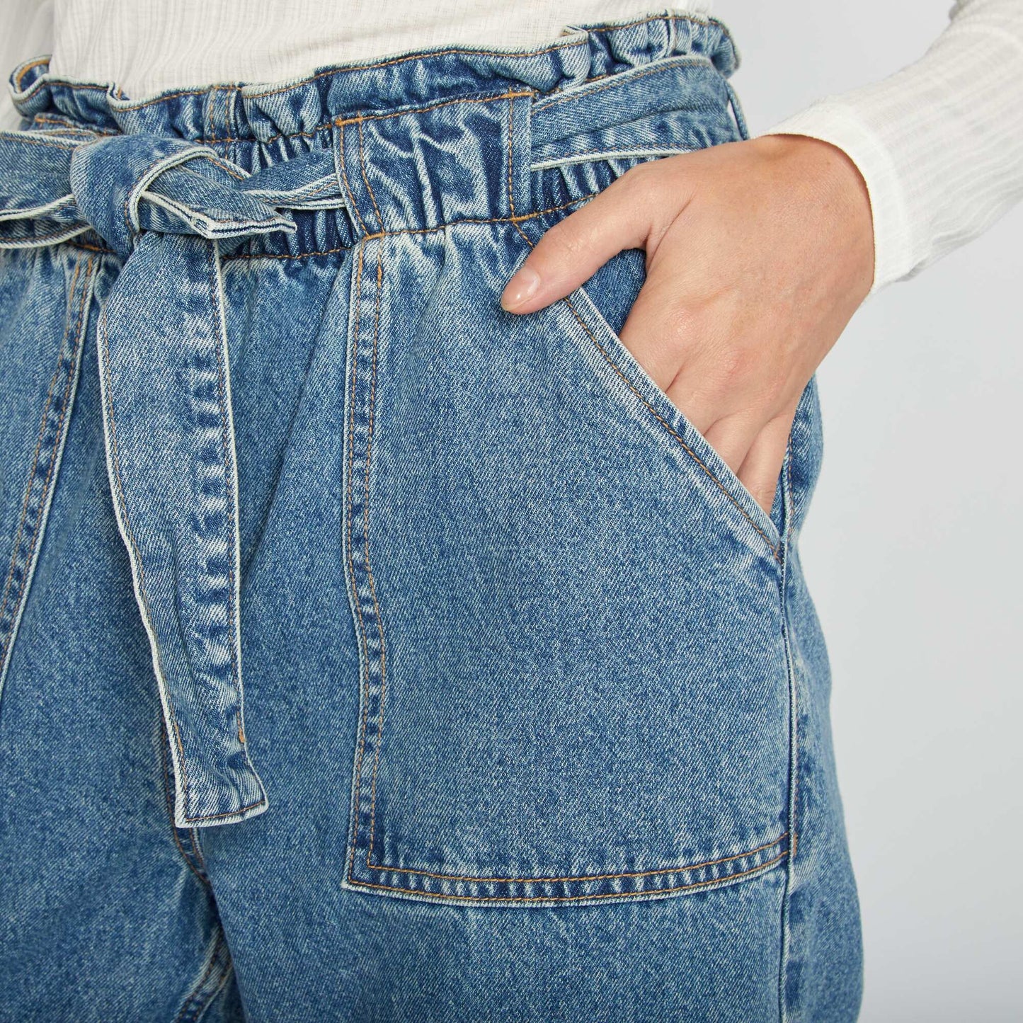 Pantalon denim mom avec ceinture à nouer Brut