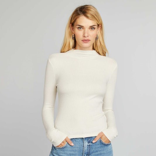 Pull fin en maille côtelée beige