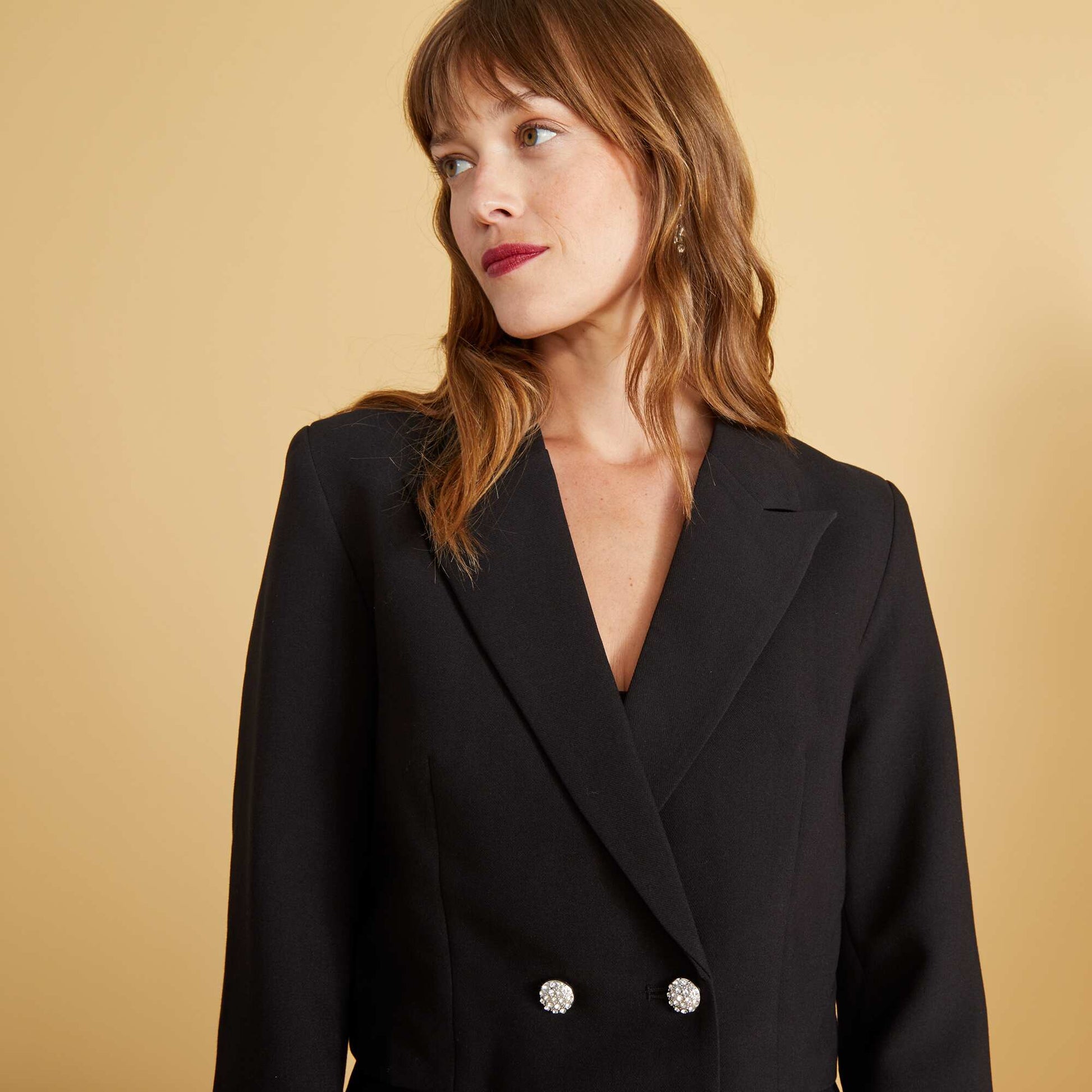 Veste tailleur crop avec boutons brillants noir