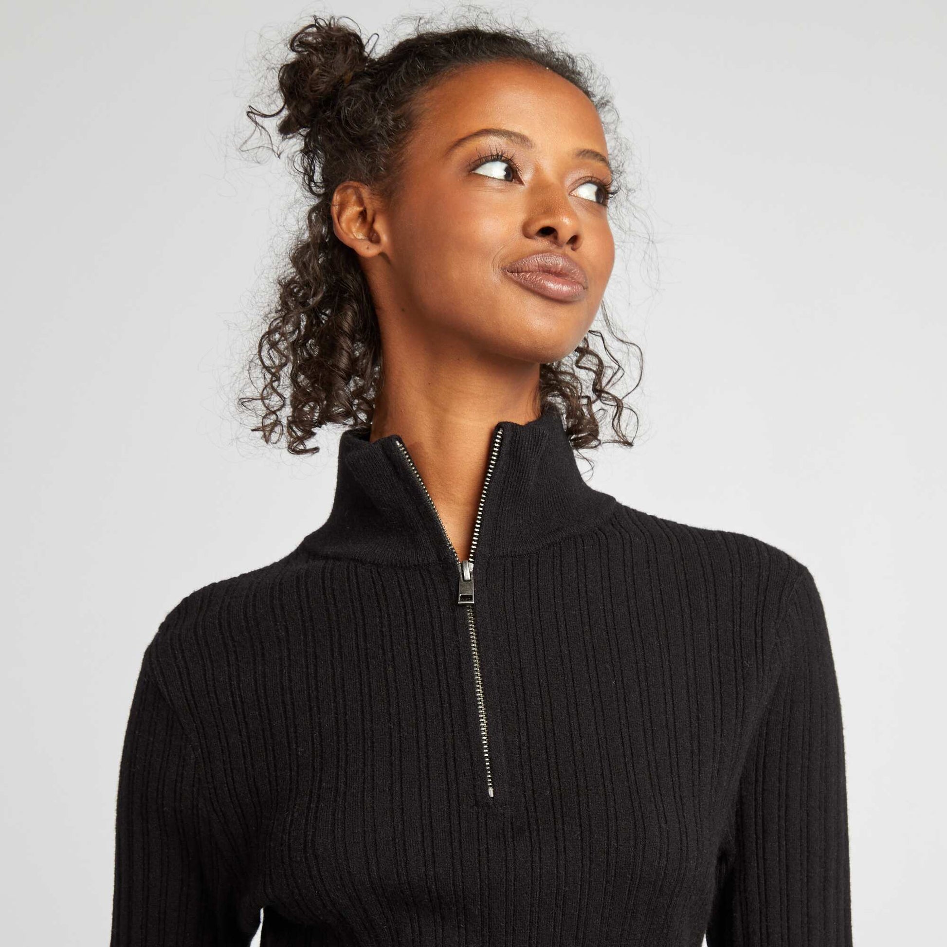Robe pull moulante avec col zippé noir