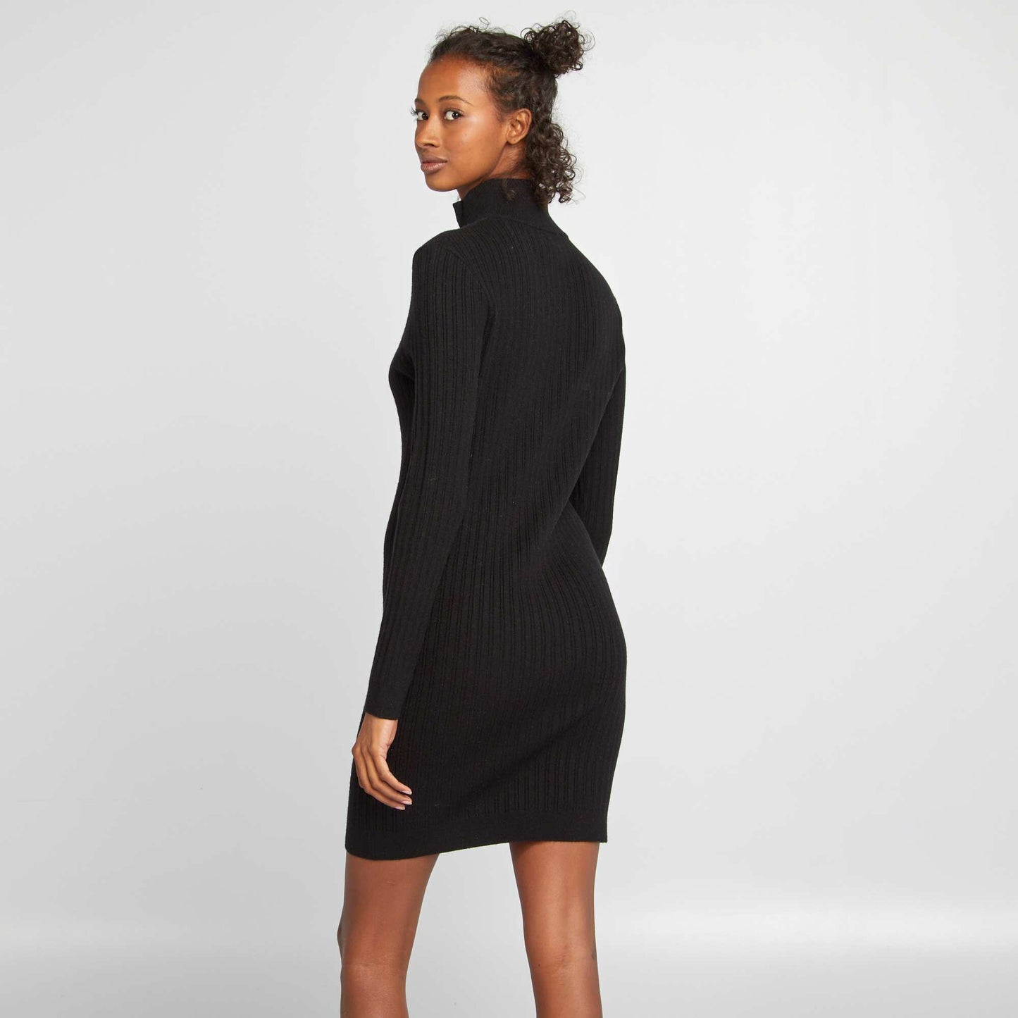 Robe pull moulante avec col zippé noir