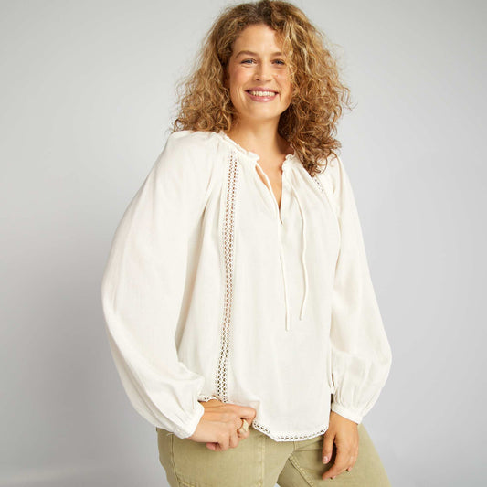 Blouse unie volant e et ajour e Beige