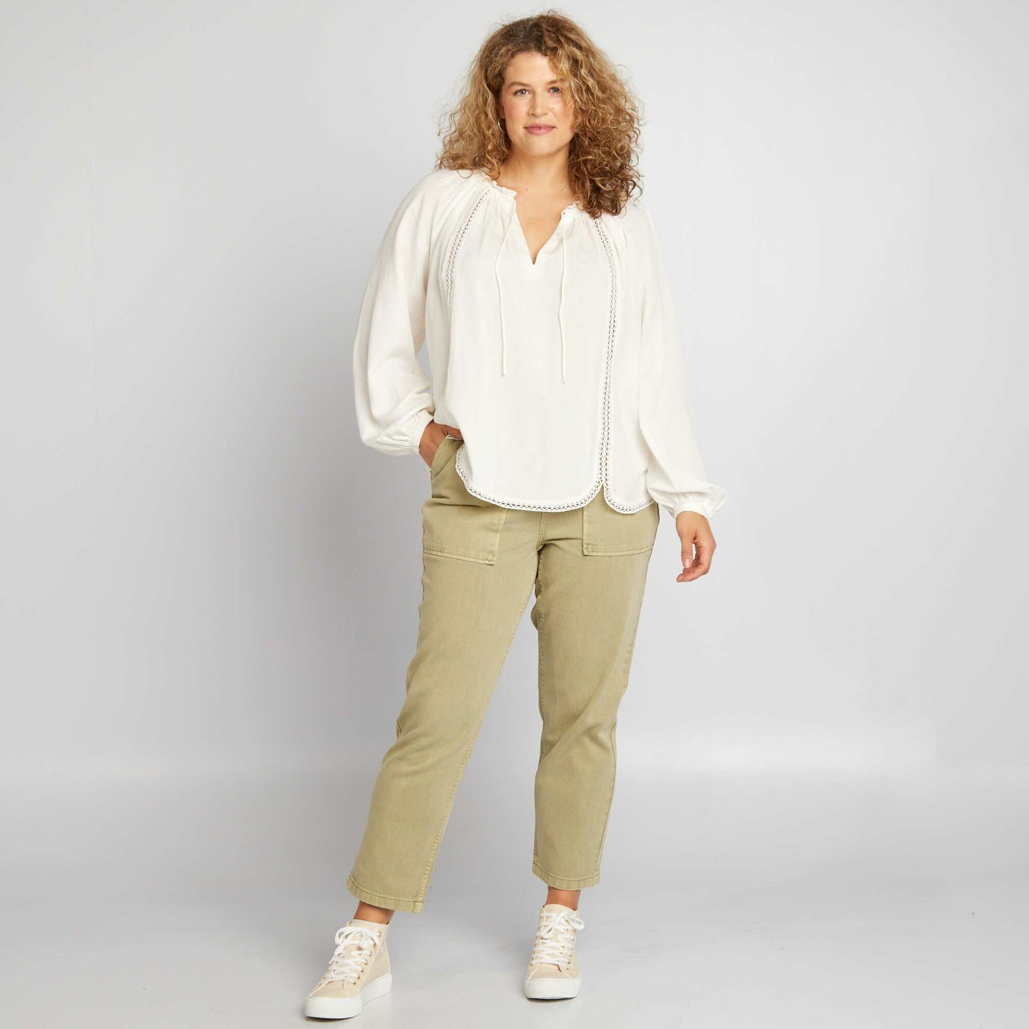 Blouse unie volant e et ajour e Beige