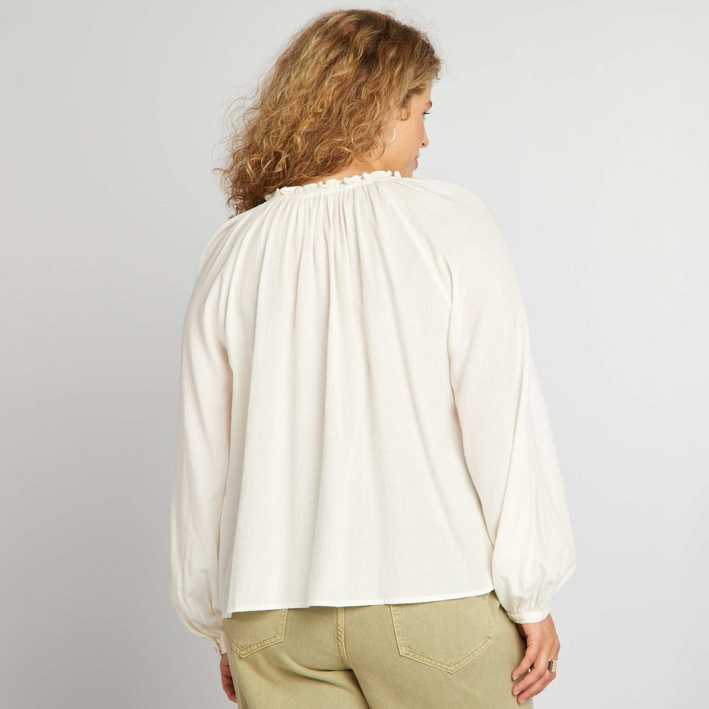 Blouse unie volant e et ajour e Beige