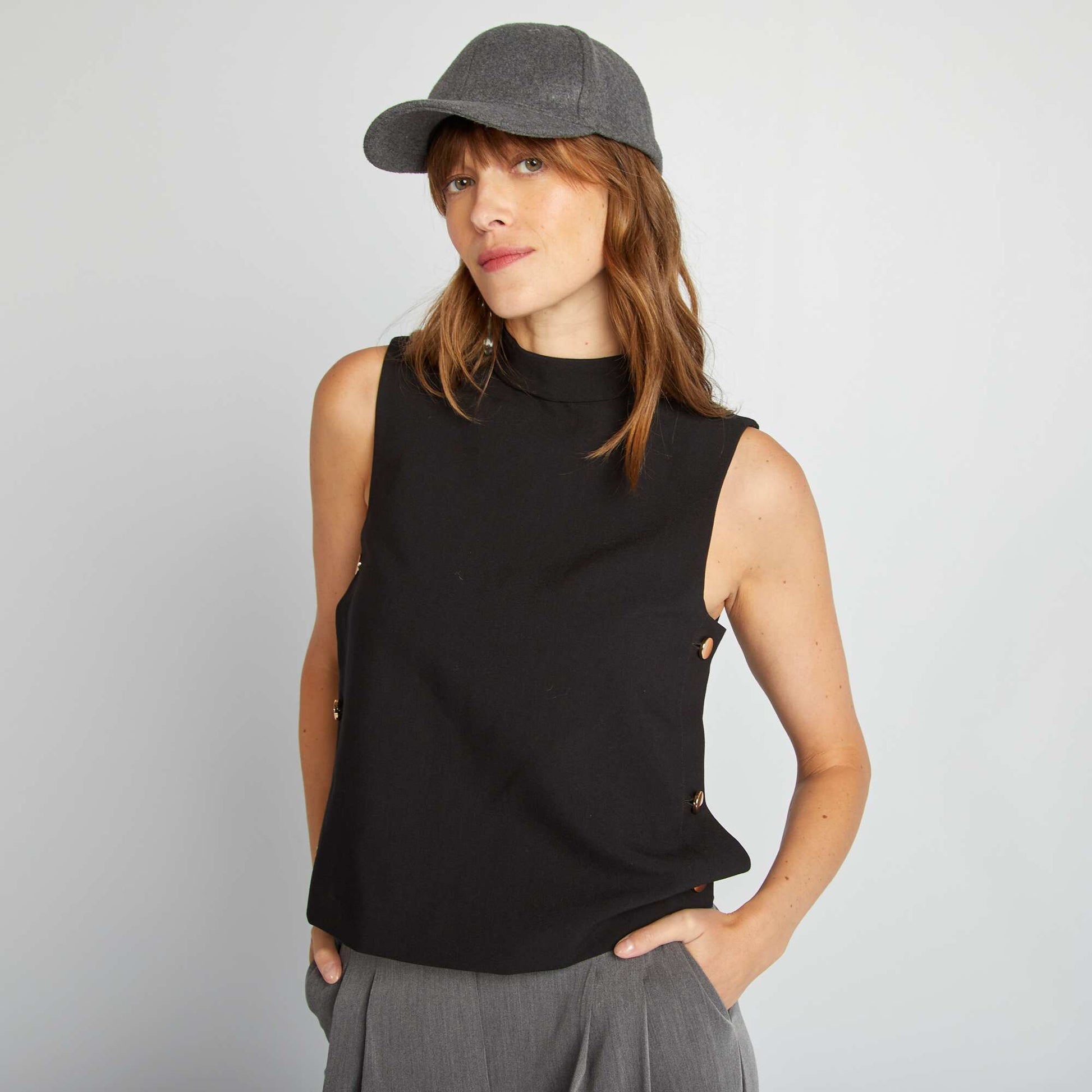 Top sans manches col chemin e noir