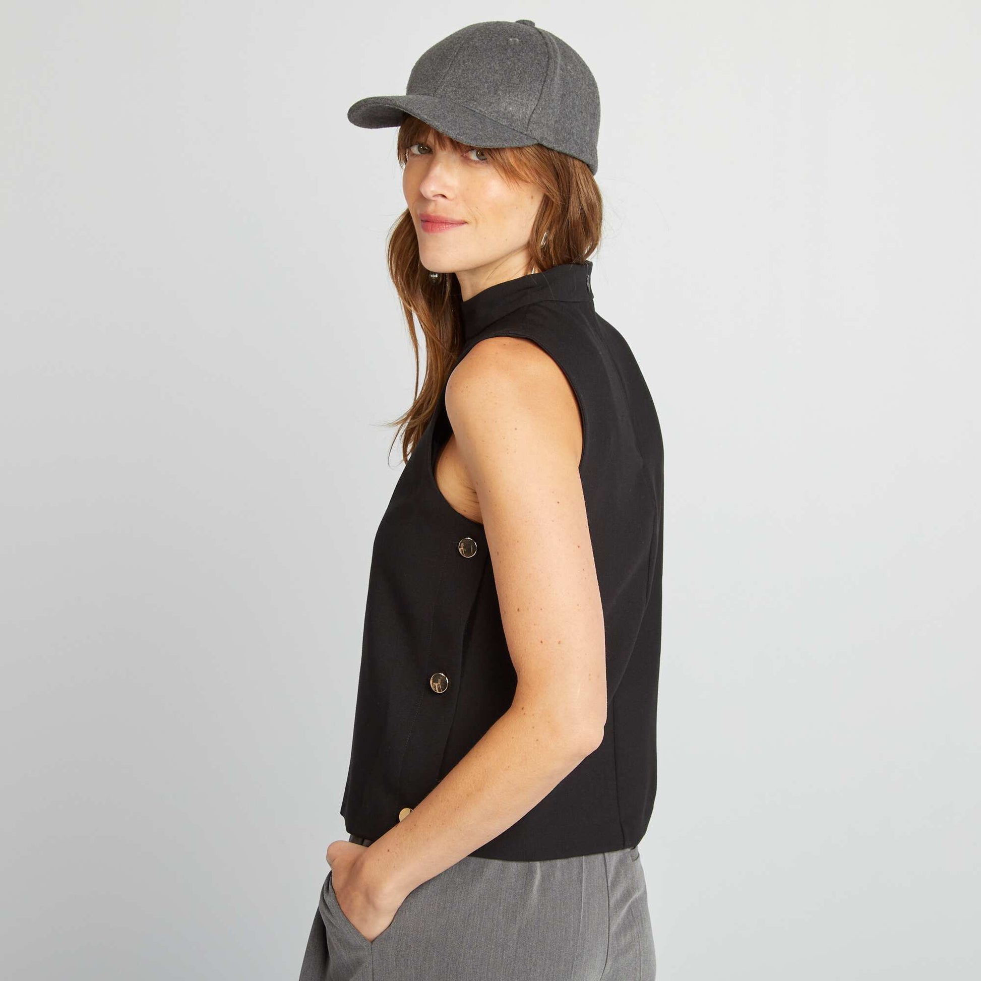 Top sans manches col chemin e noir