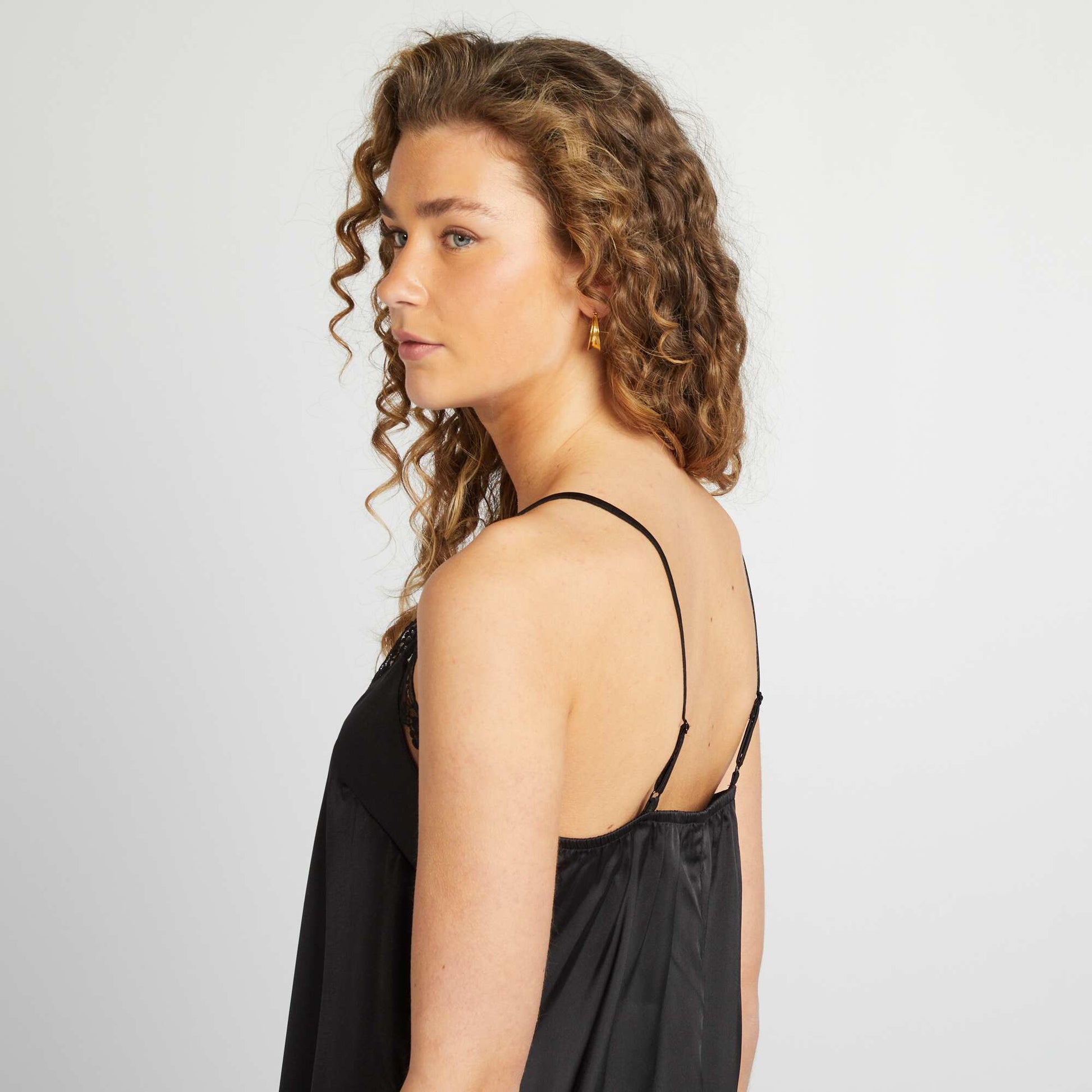 Nuisette satinée avec dentelle NOIR