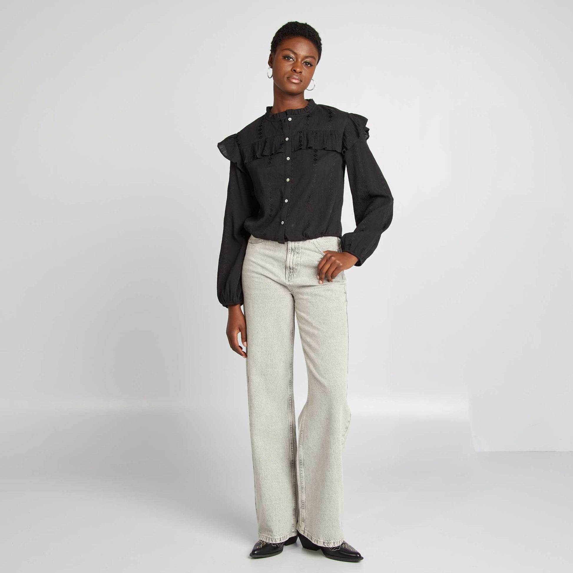 Chemise cropped volant e noir
