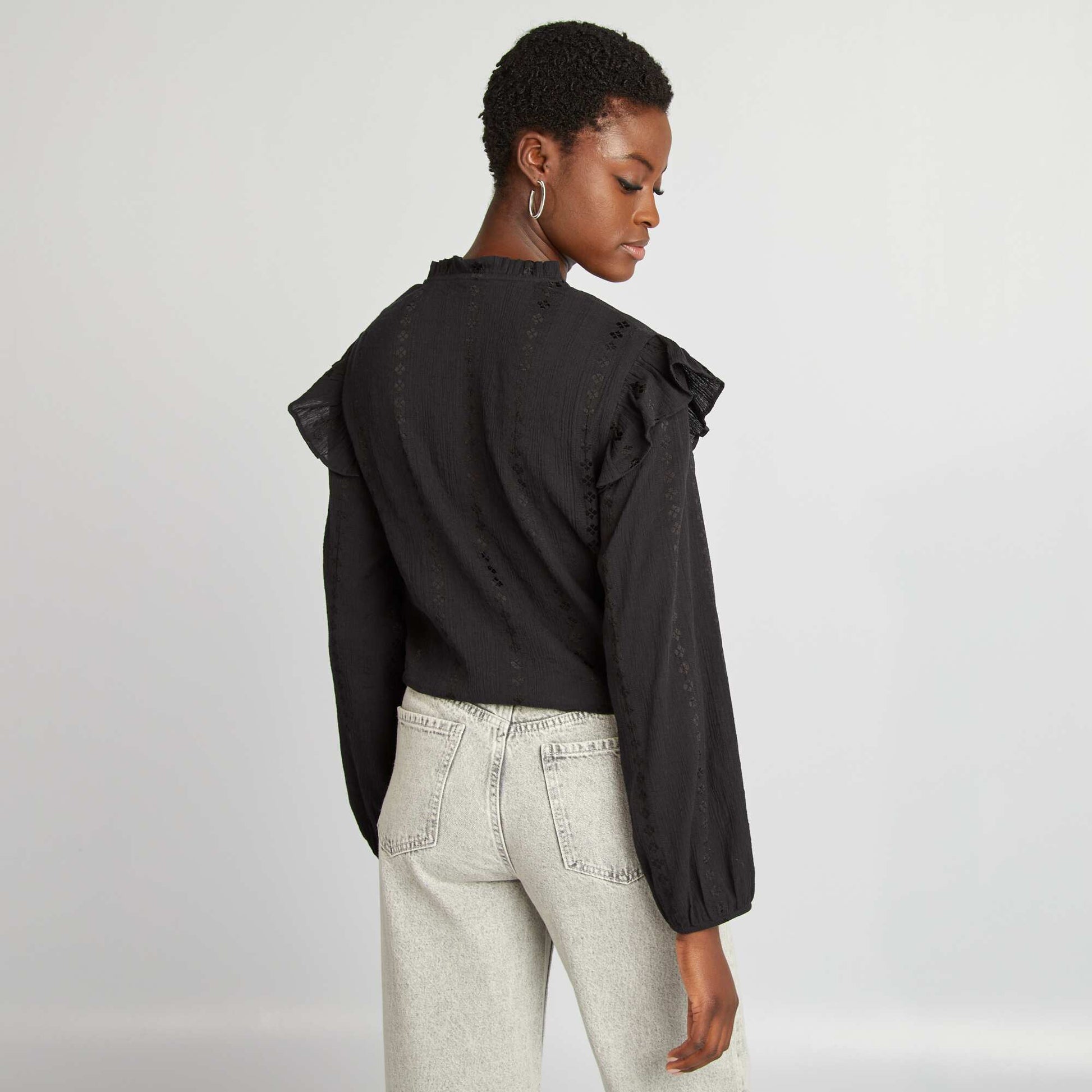 Chemise cropped volant e noir