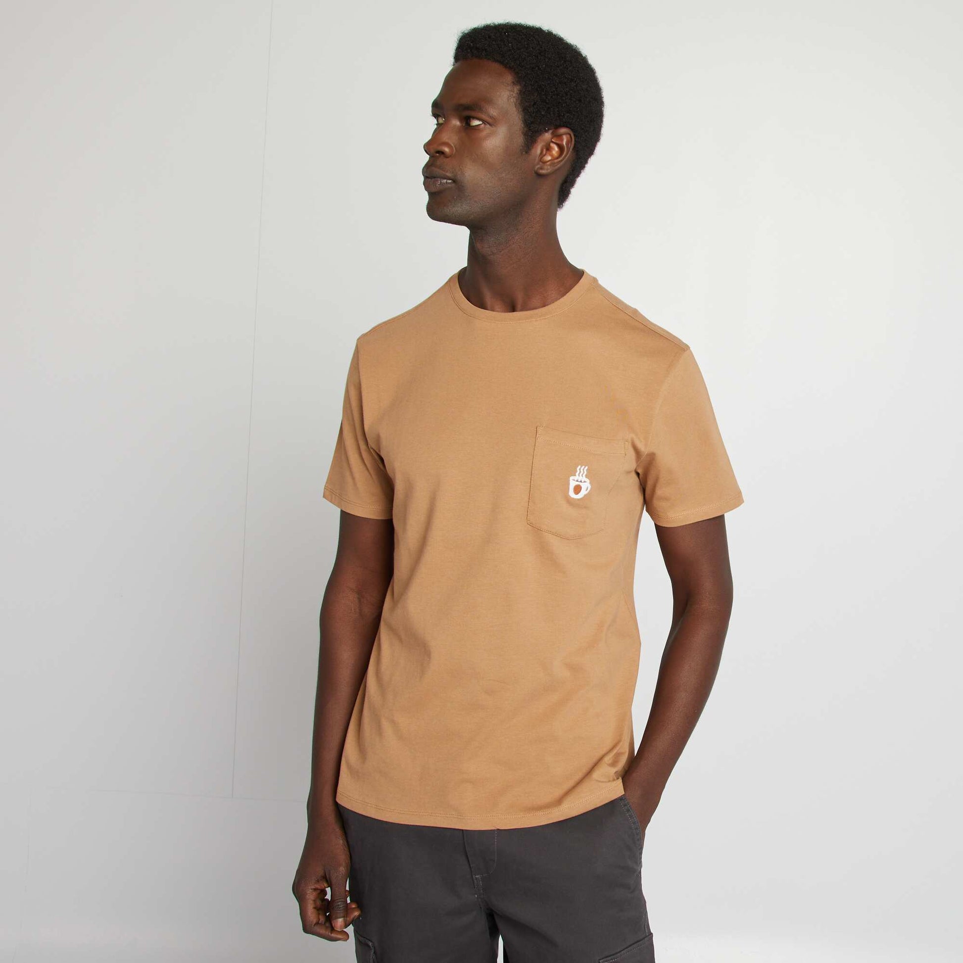 T-shirt manches courtes avec poche poitrine et broderie MARRON