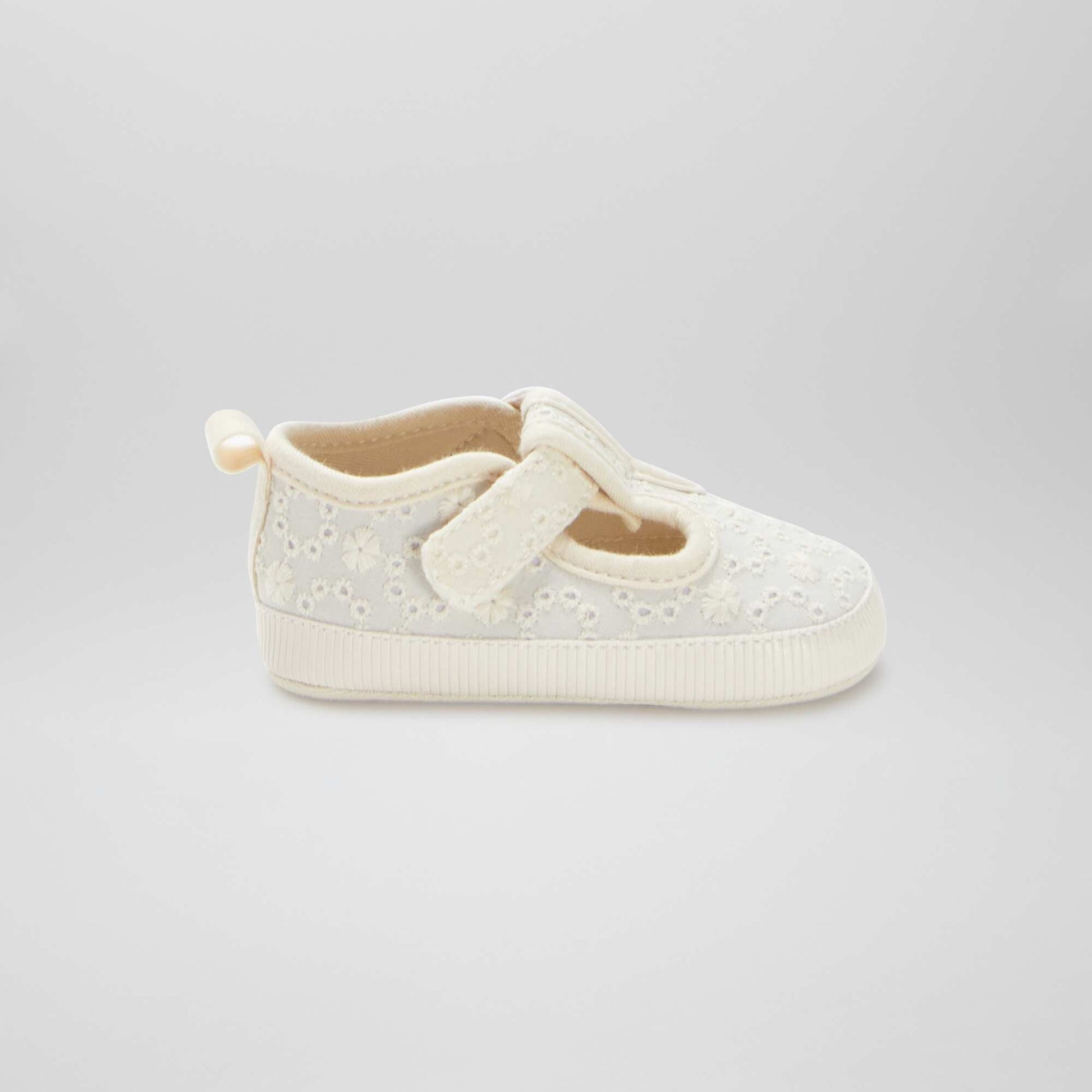 Chaussons esprit baskets avec broderie anglaise BEIGE