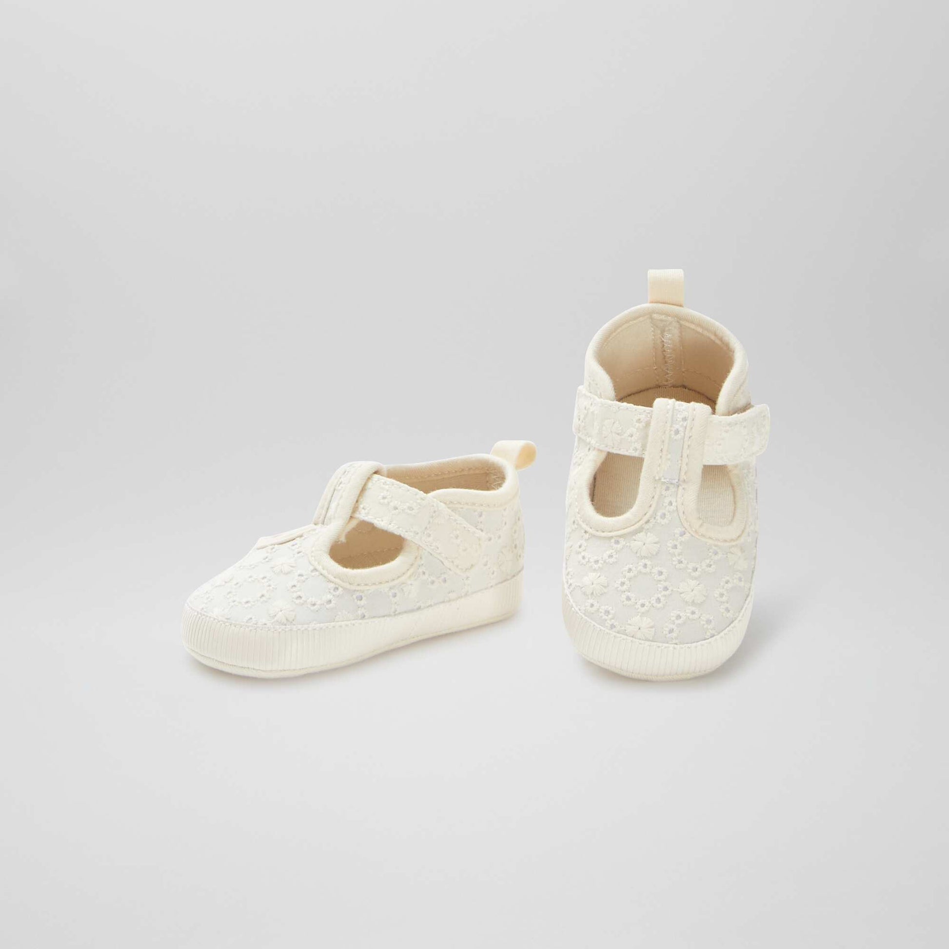 Chaussons esprit baskets avec broderie anglaise BEIGE