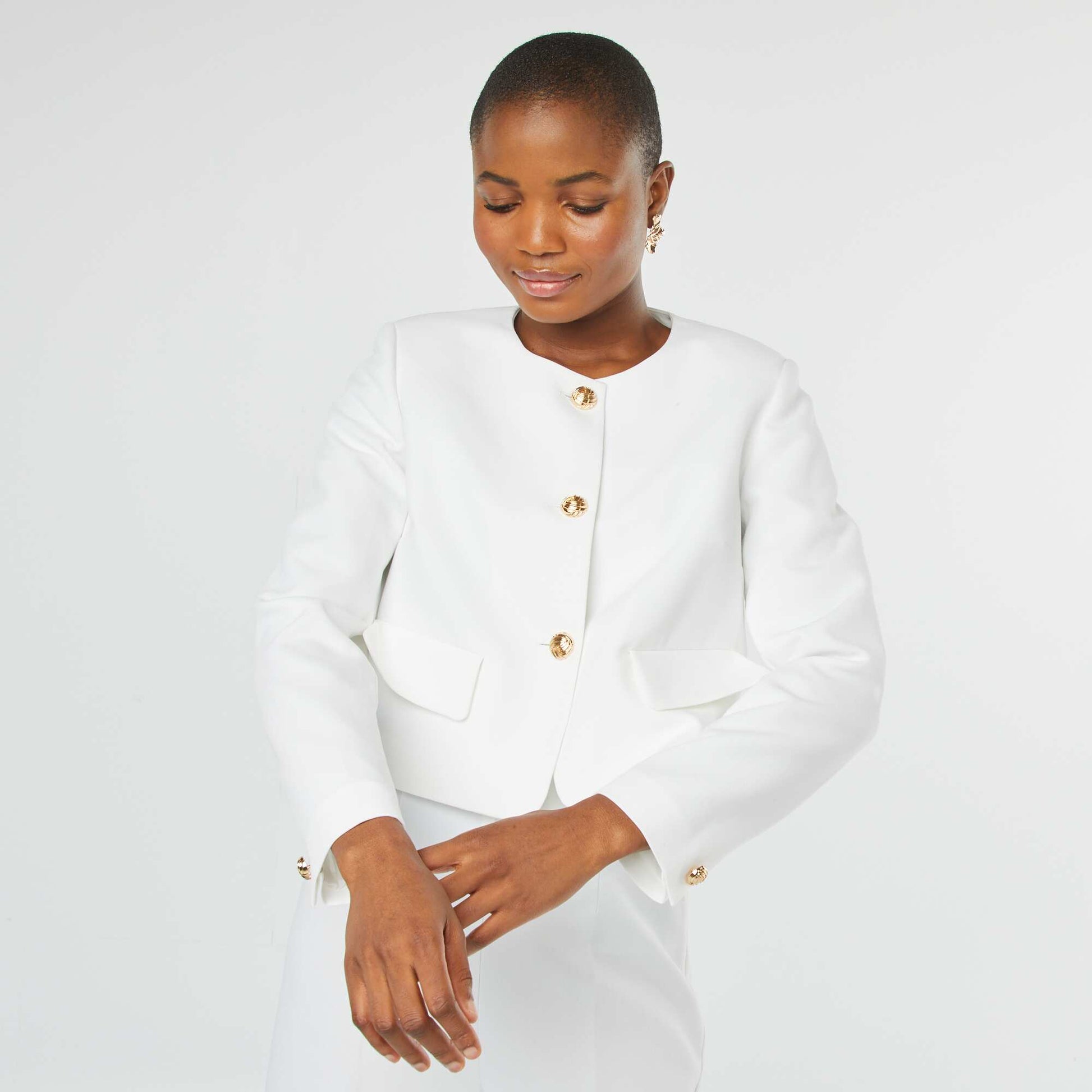 Veste tailleur coupe courte avec boutons dorés BLANC