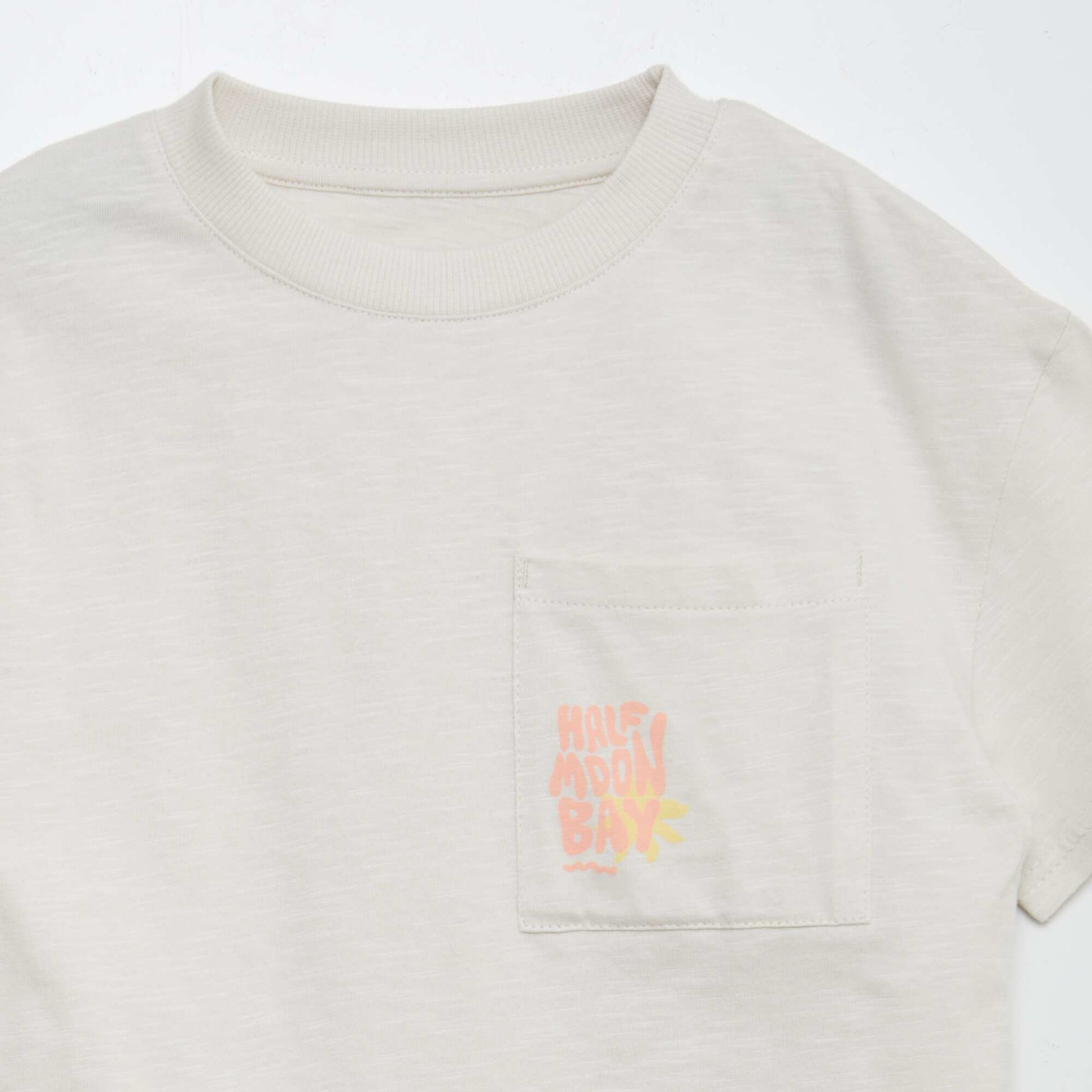 T-shirt à manches courtes avec poche poitrine et imprimés BEIGE