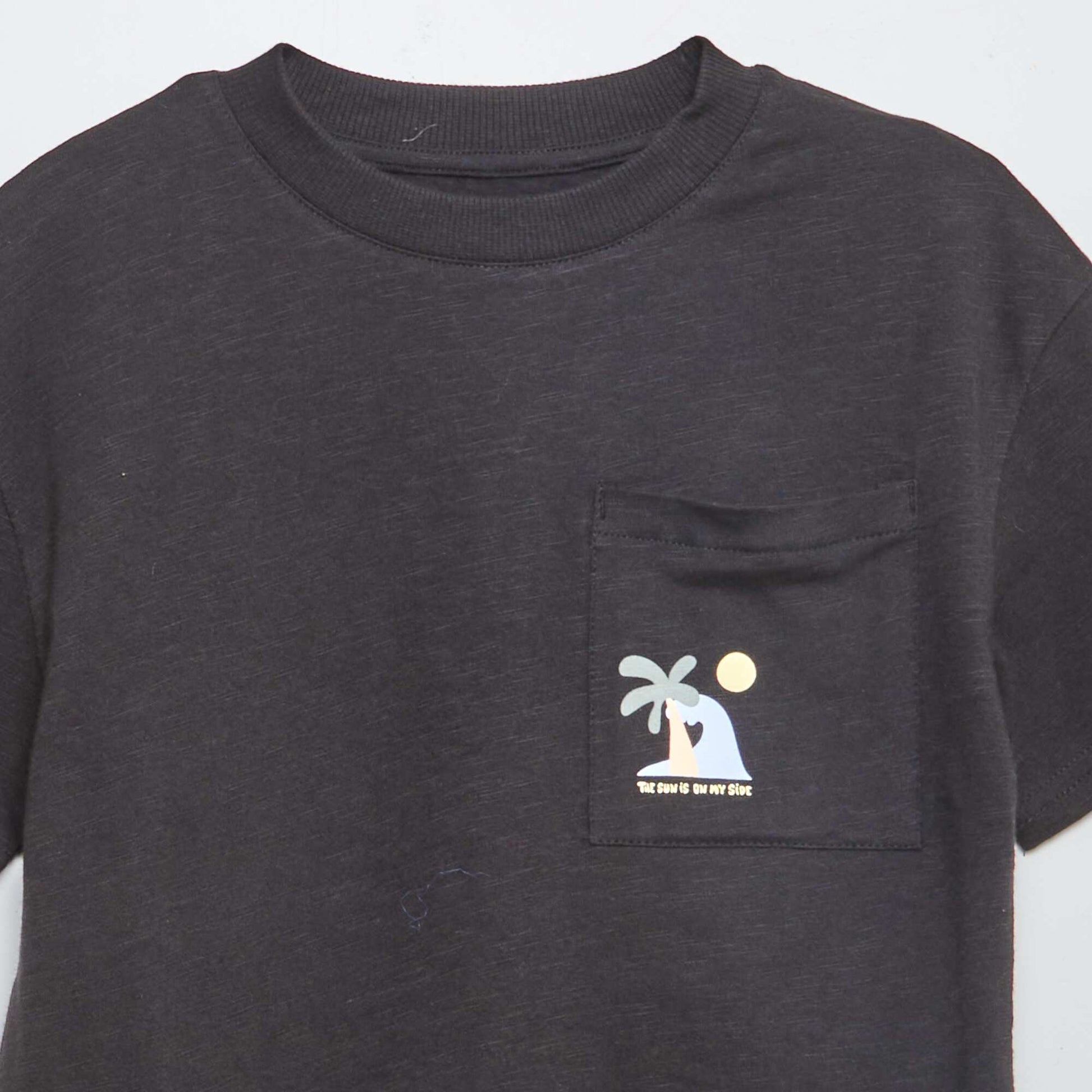 T-shirt à manches courtes avec poche poitrine et imprimés NOIR