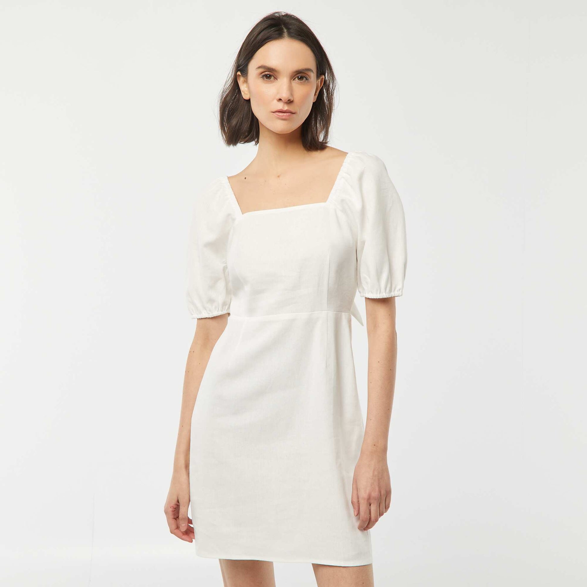 Robe courte évasée avec ouverture par un nœud au dos BLANC