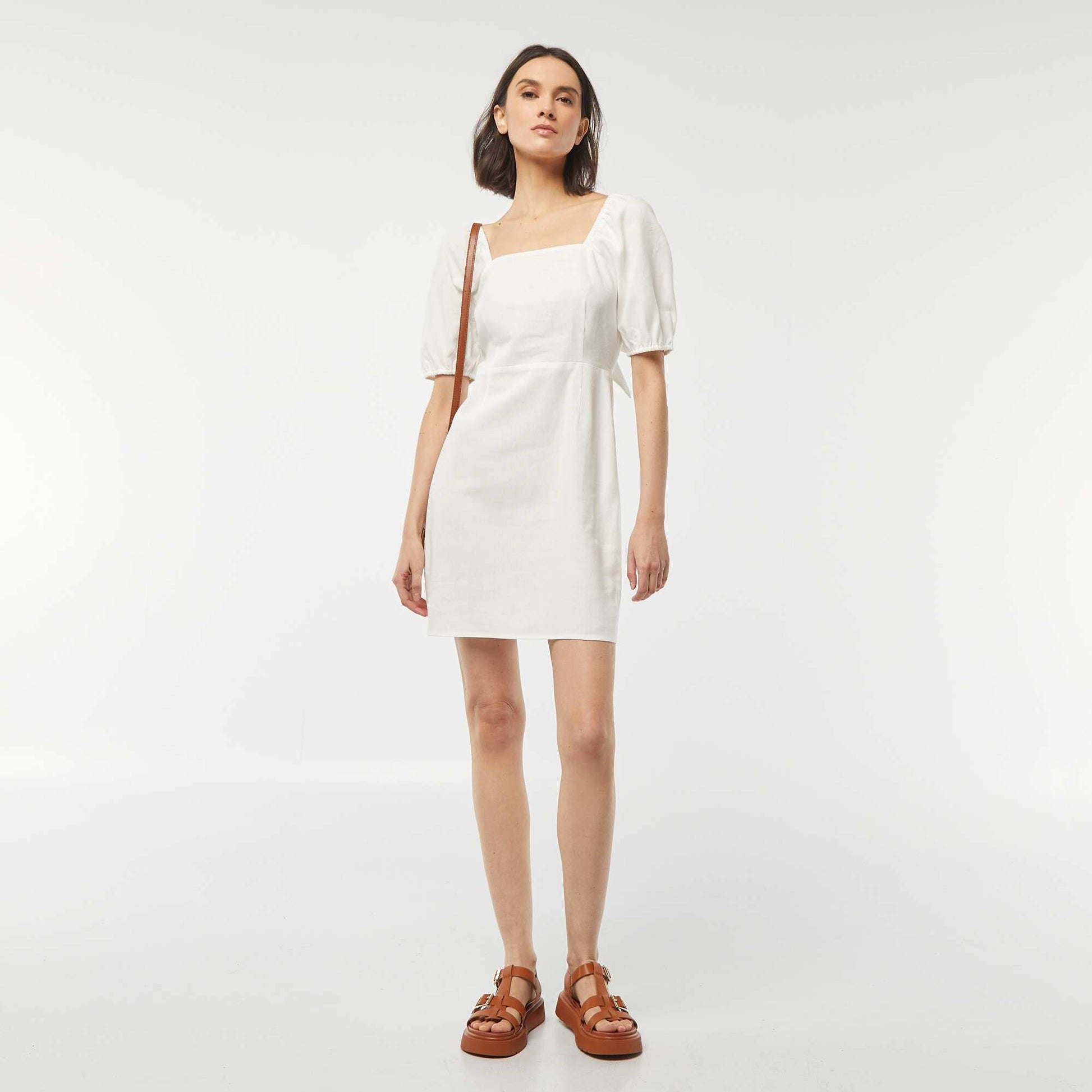 Robe courte évasée avec ouverture par un nœud au dos BLANC