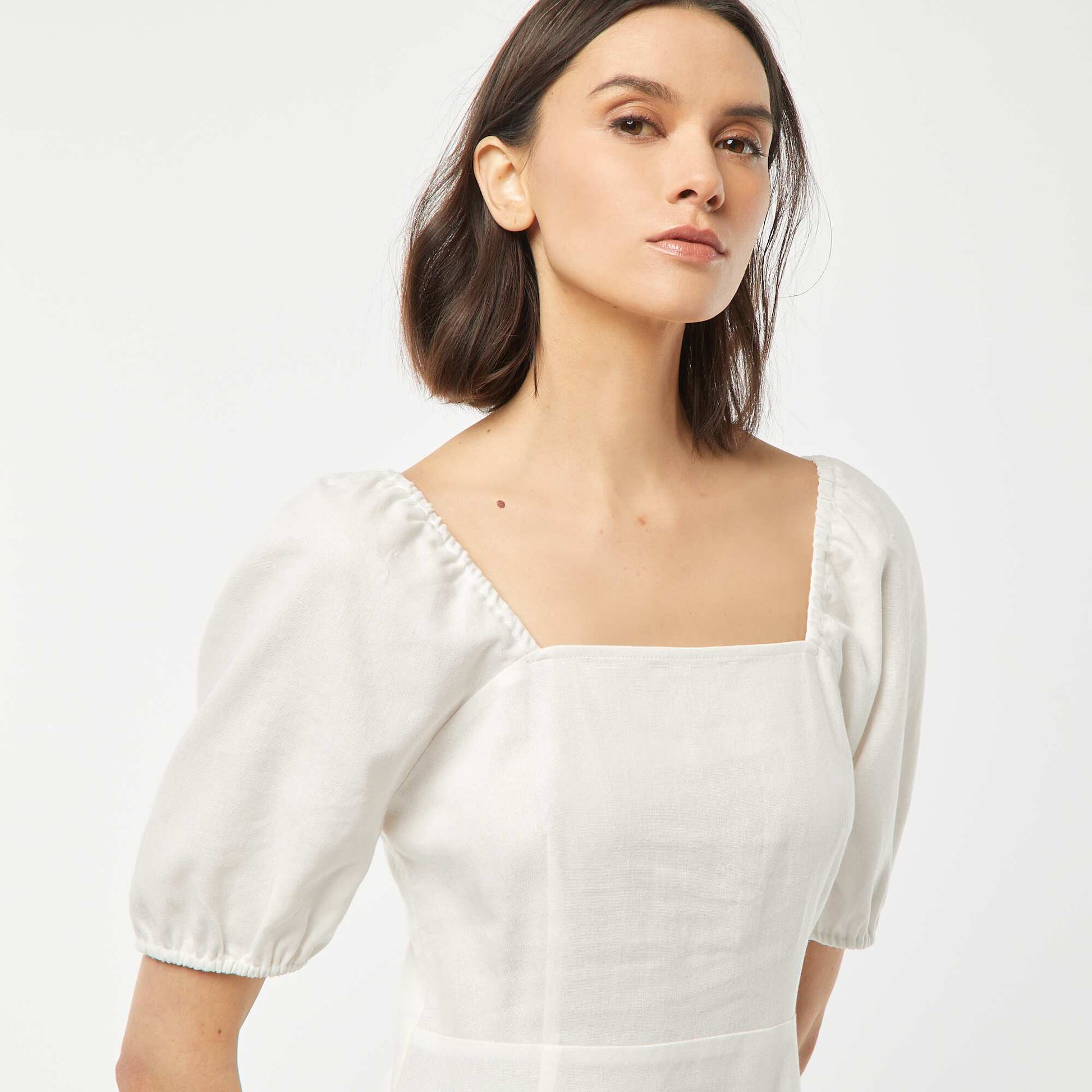 Robe courte évasée avec ouverture par un nœud au dos BLANC