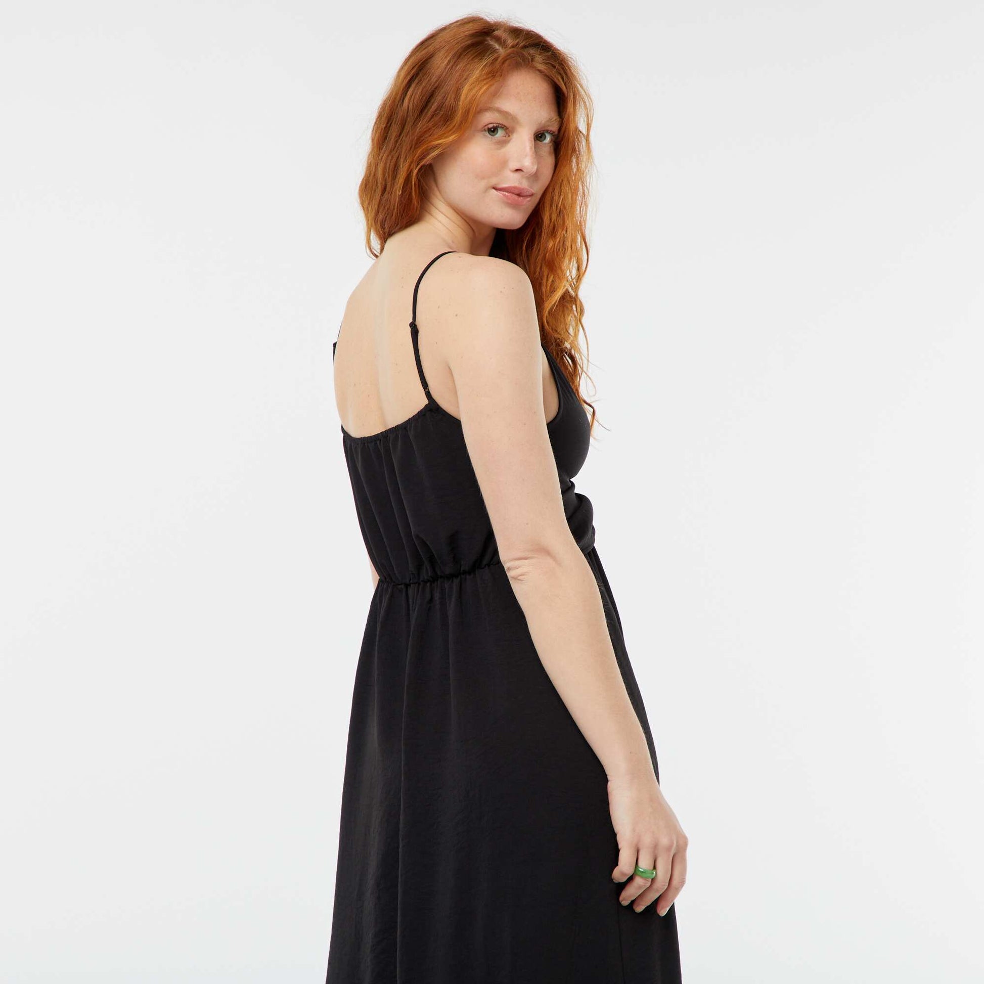 Robe longue avec un effet nouer et drapé devant NOIR