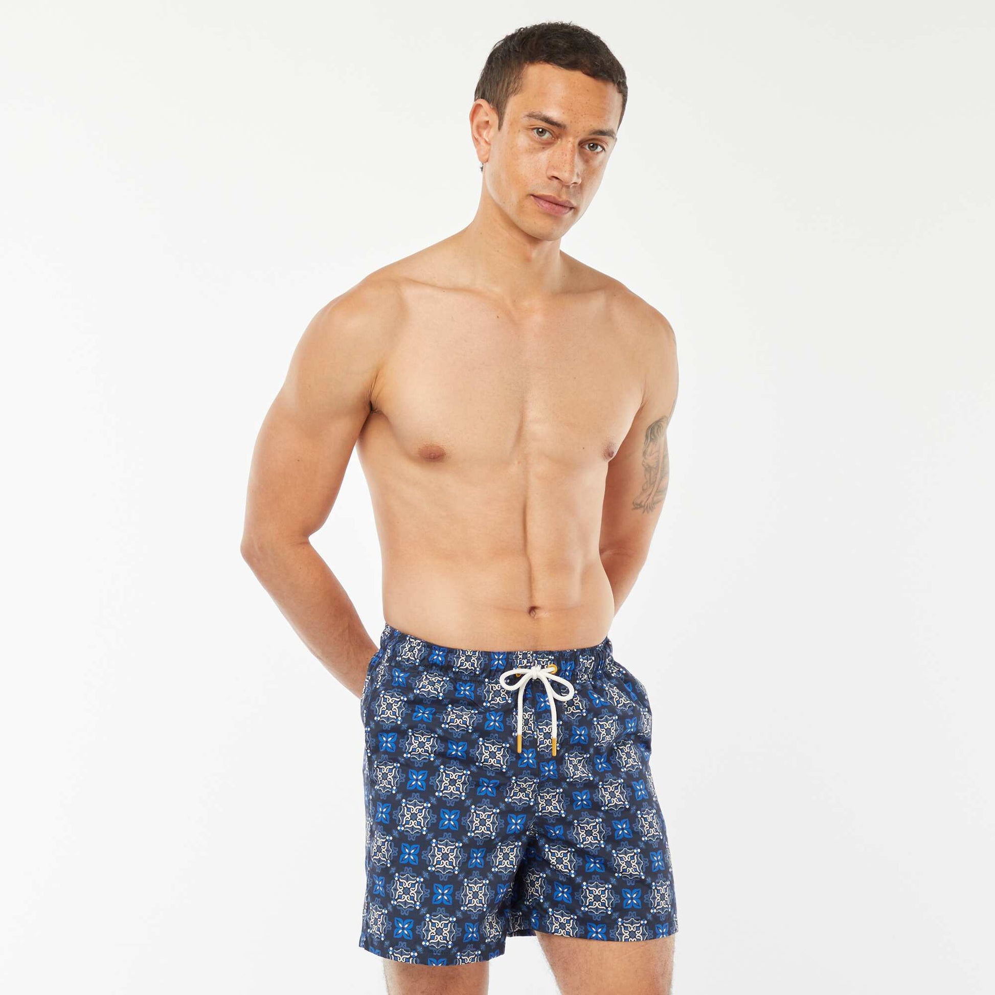 Short de bain motifs pochoirs BLEU