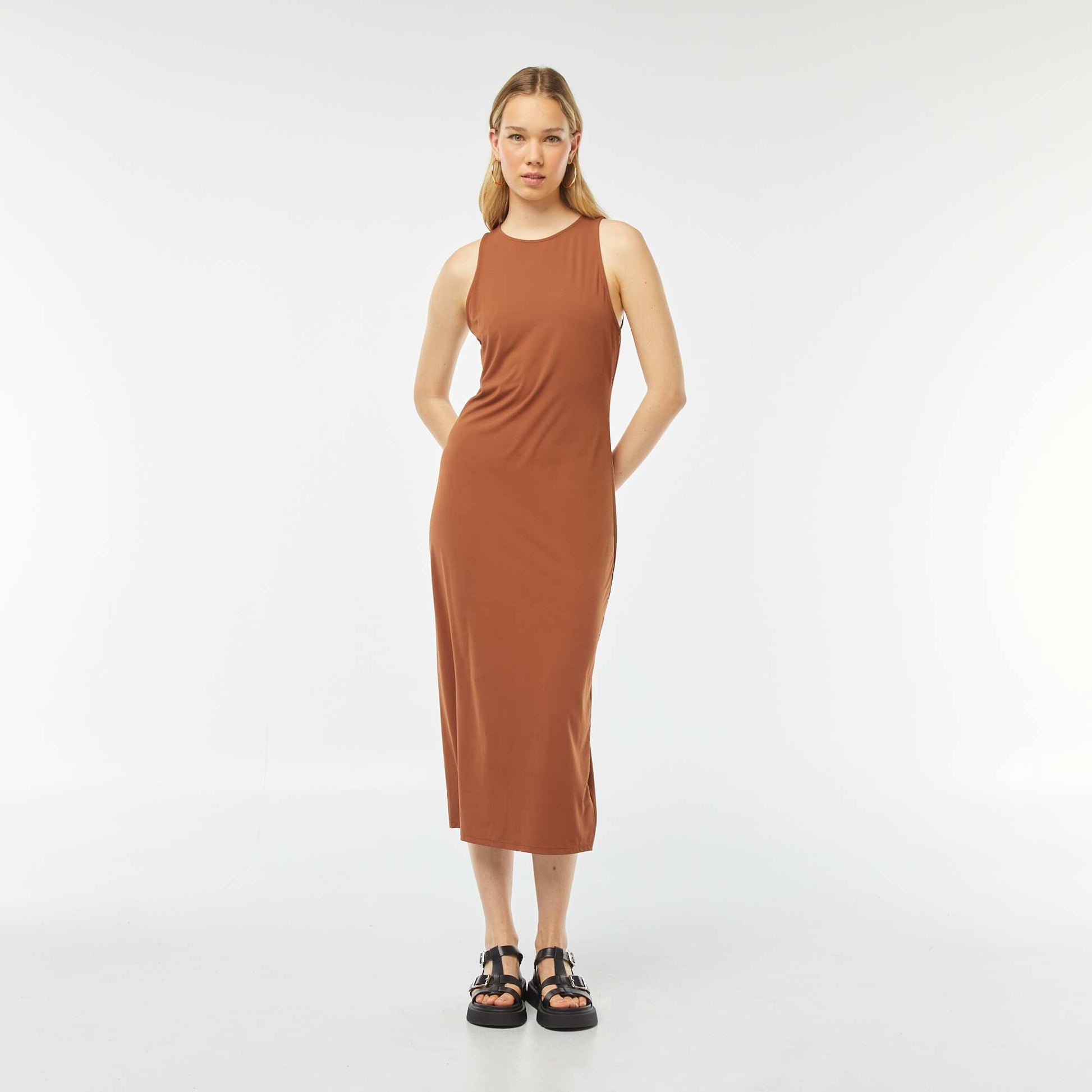 Robe sans manches coupe midi moulante MARRON