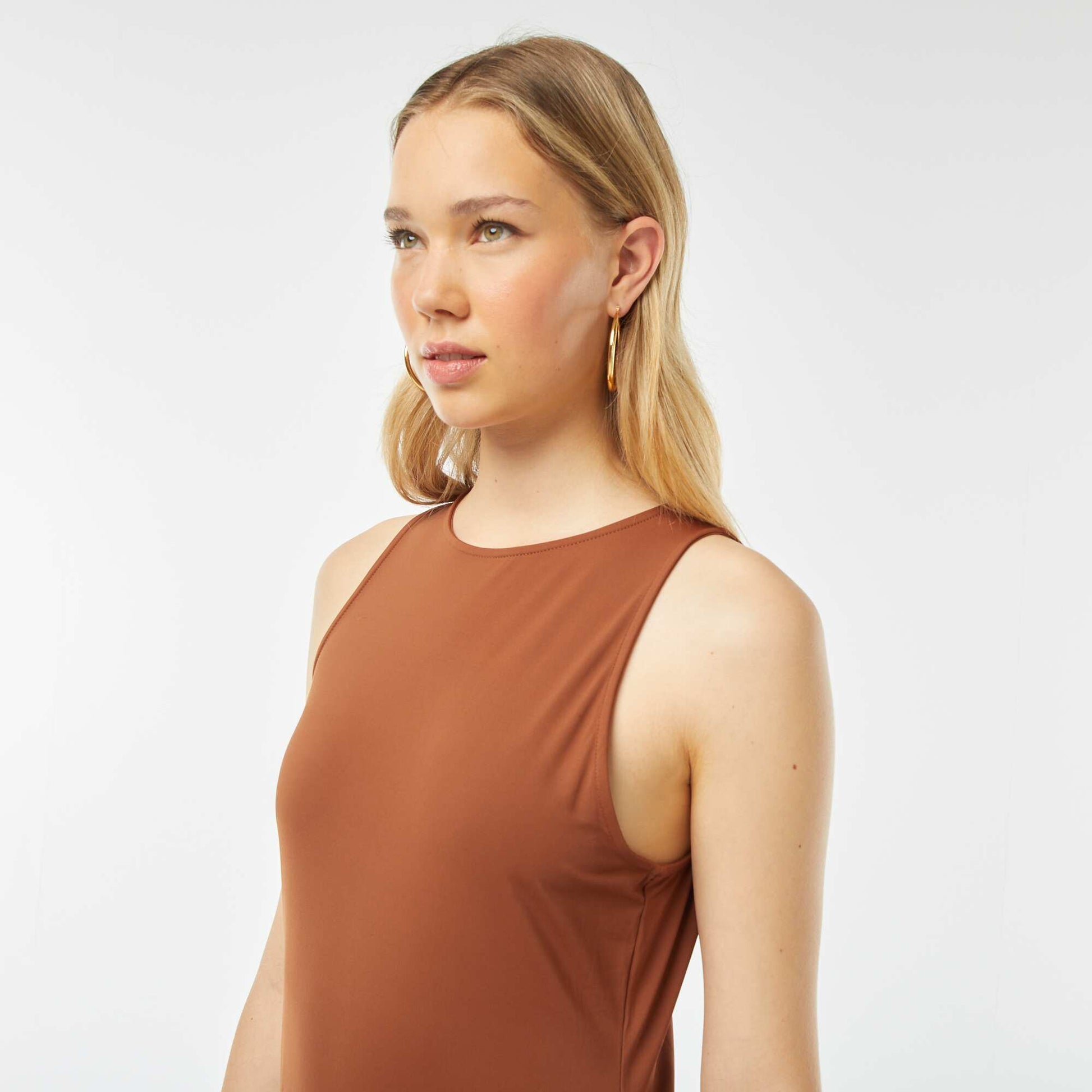 Robe sans manches coupe midi moulante MARRON