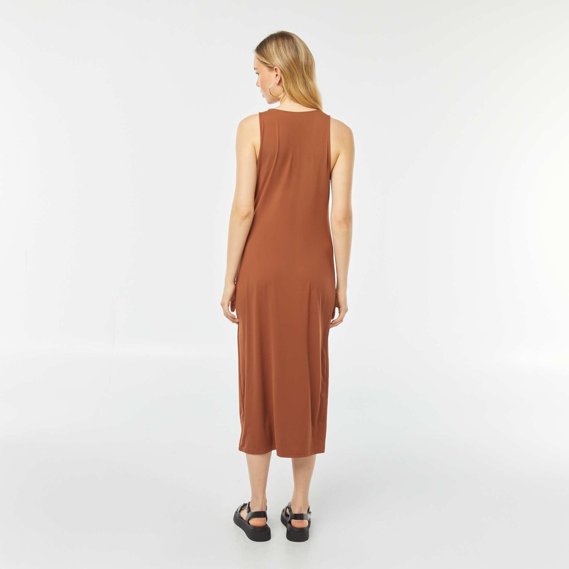 Robe sans manches coupe midi moulante MARRON