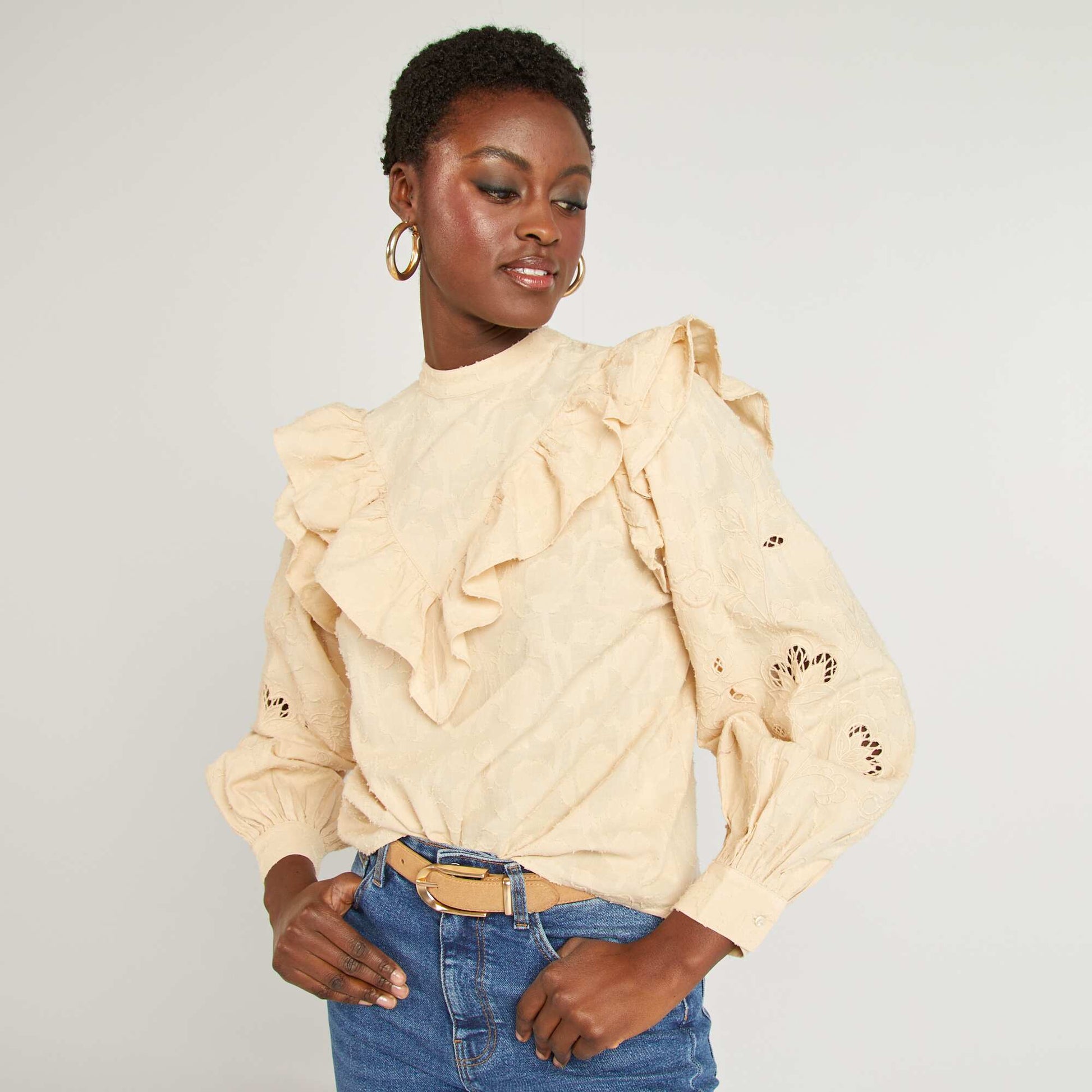 Blouse brodée avec volants Beige