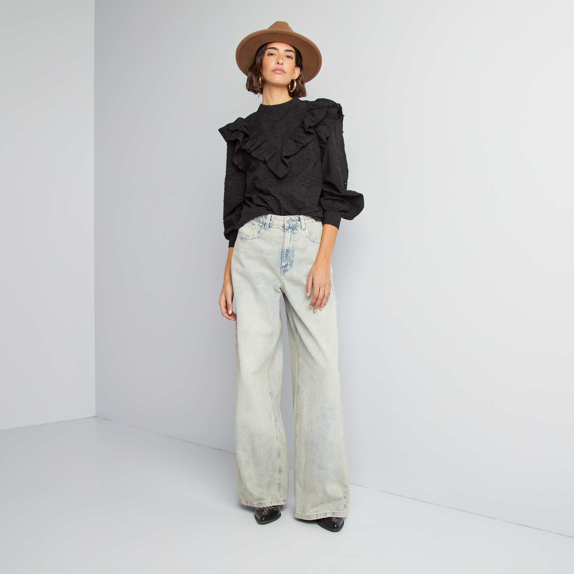 Blouse brodée avec volants NOIR