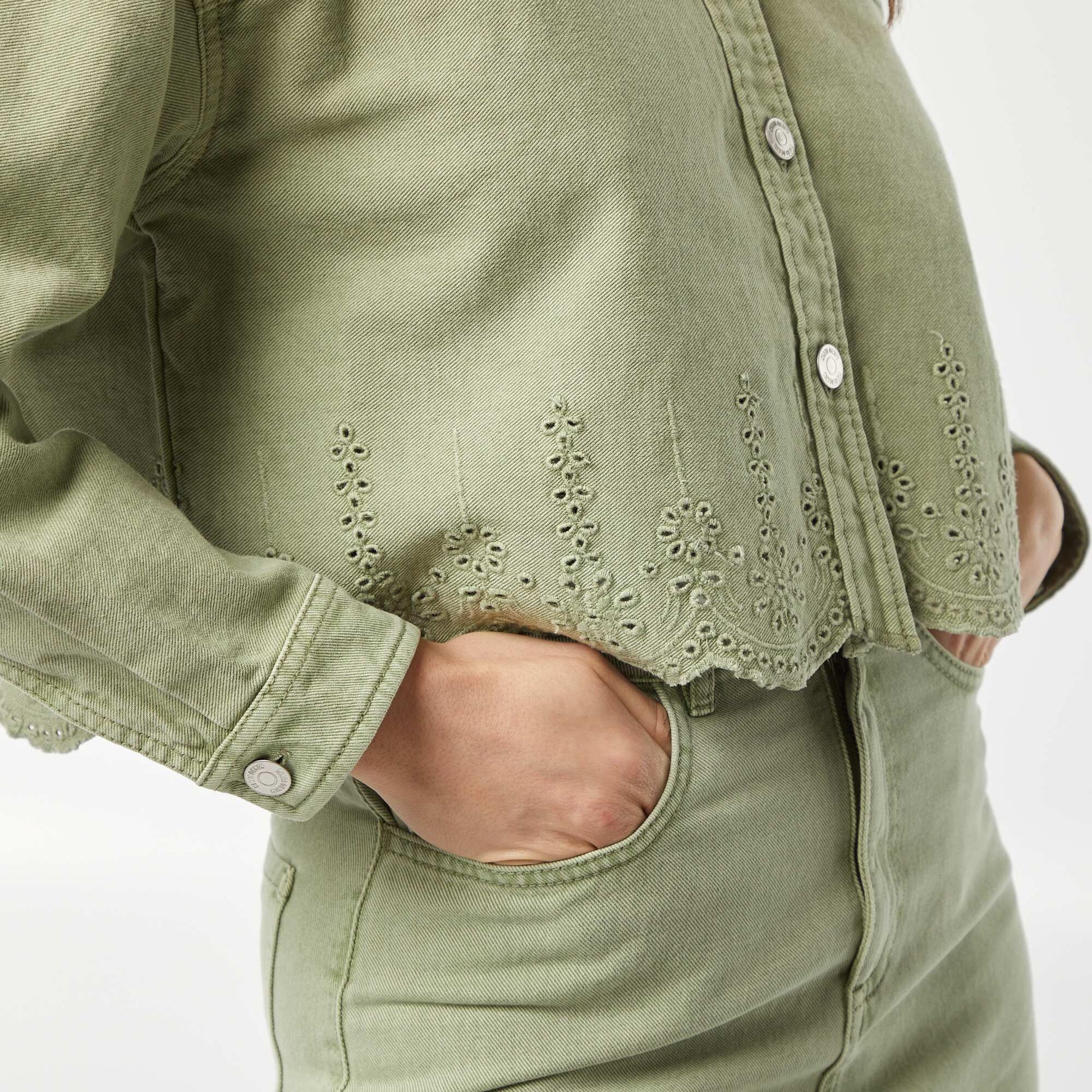 Veste en denim avec broderies VERT