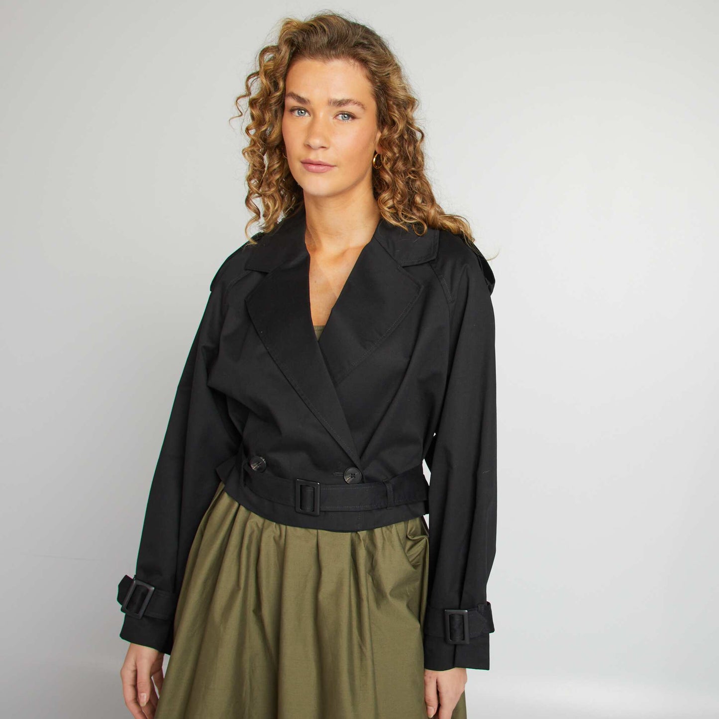 Trench court déperlant avec emmanchures raglan NOIR