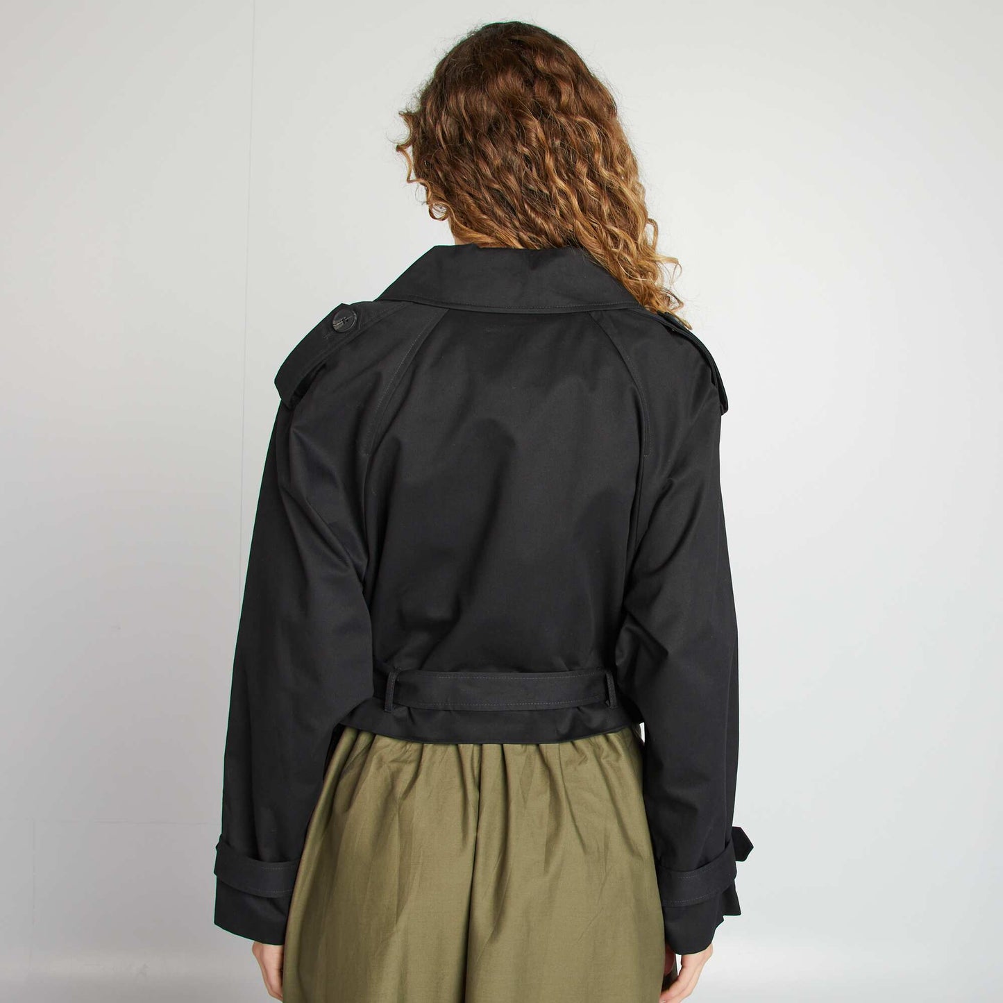 Trench court déperlant avec emmanchures raglan NOIR