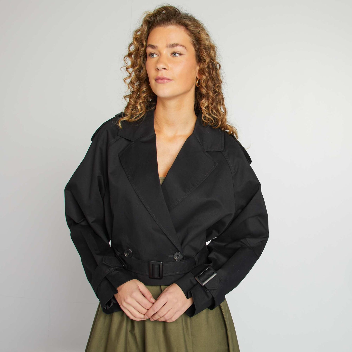 Trench court déperlant avec emmanchures raglan NOIR