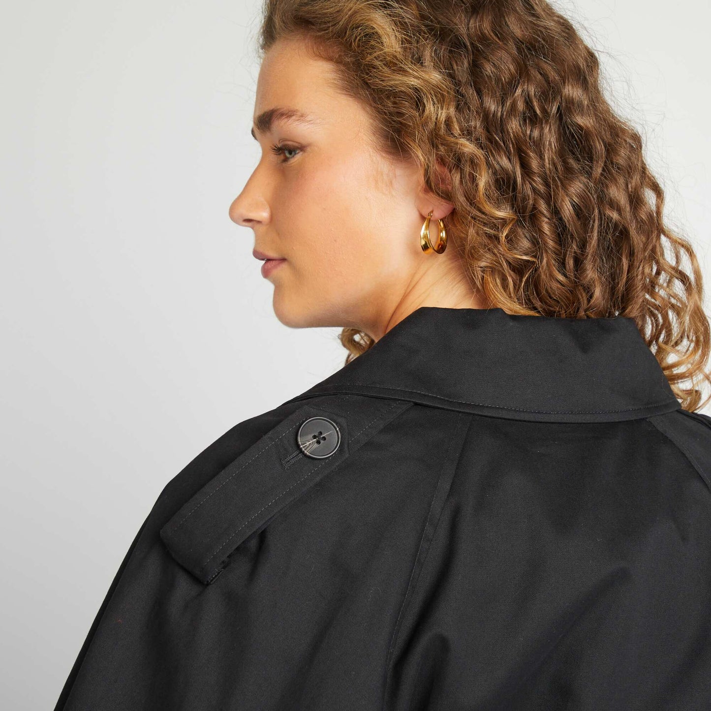 Trench court déperlant avec emmanchures raglan NOIR