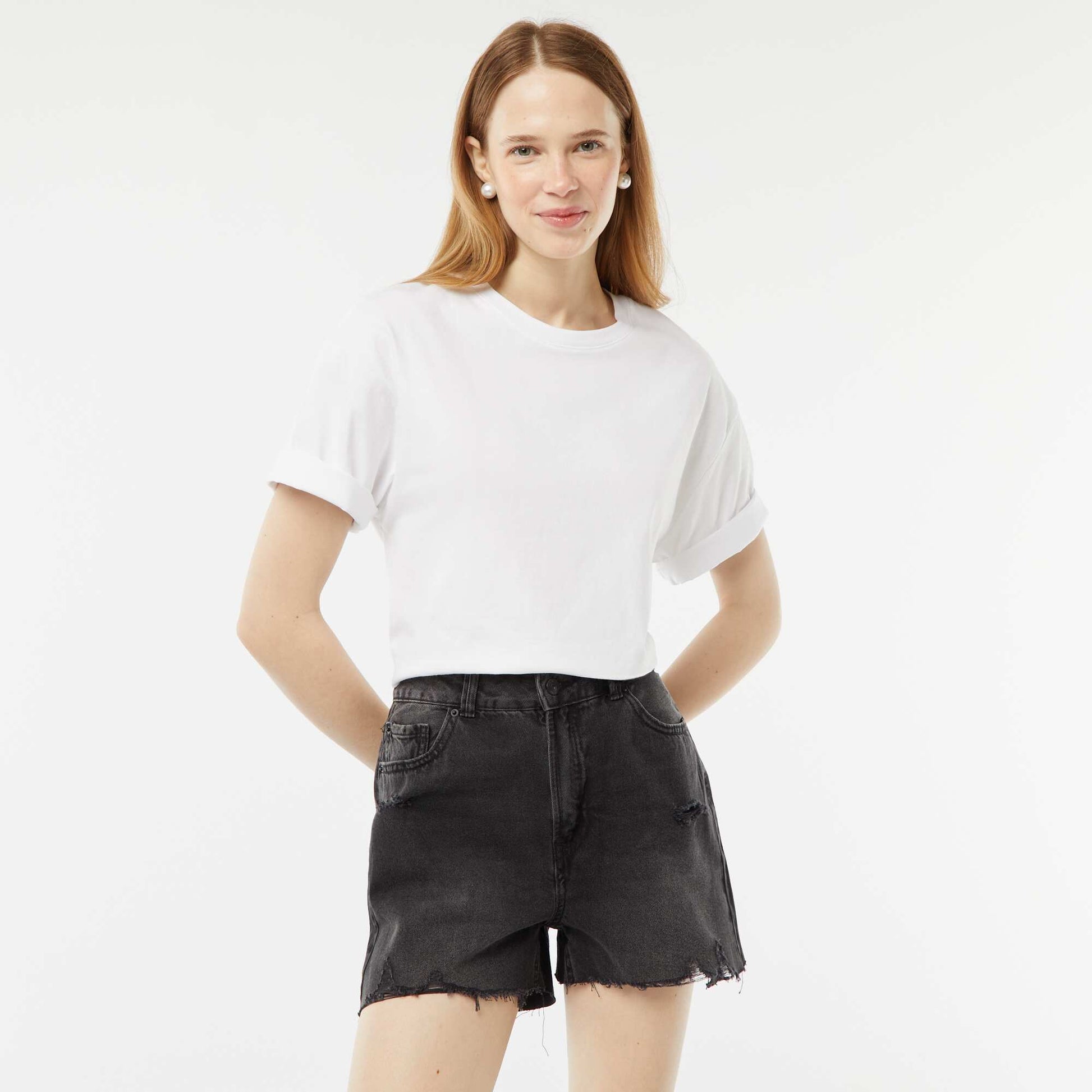 Short court en jean avec abrasions et finitions à cru GRIS
