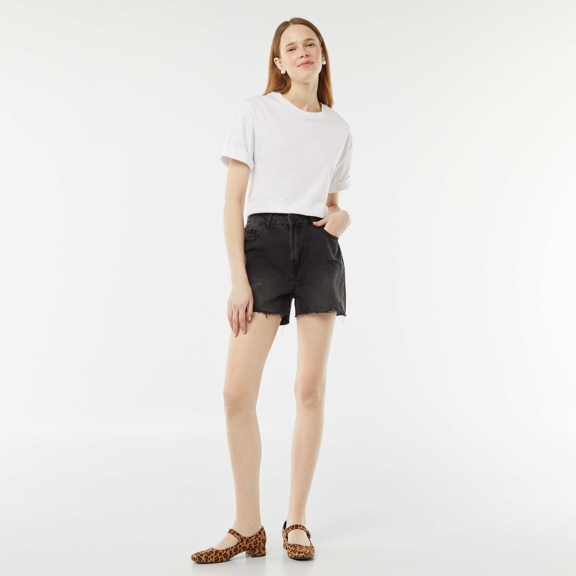 Short court en jean avec abrasions et finitions à cru GRIS
