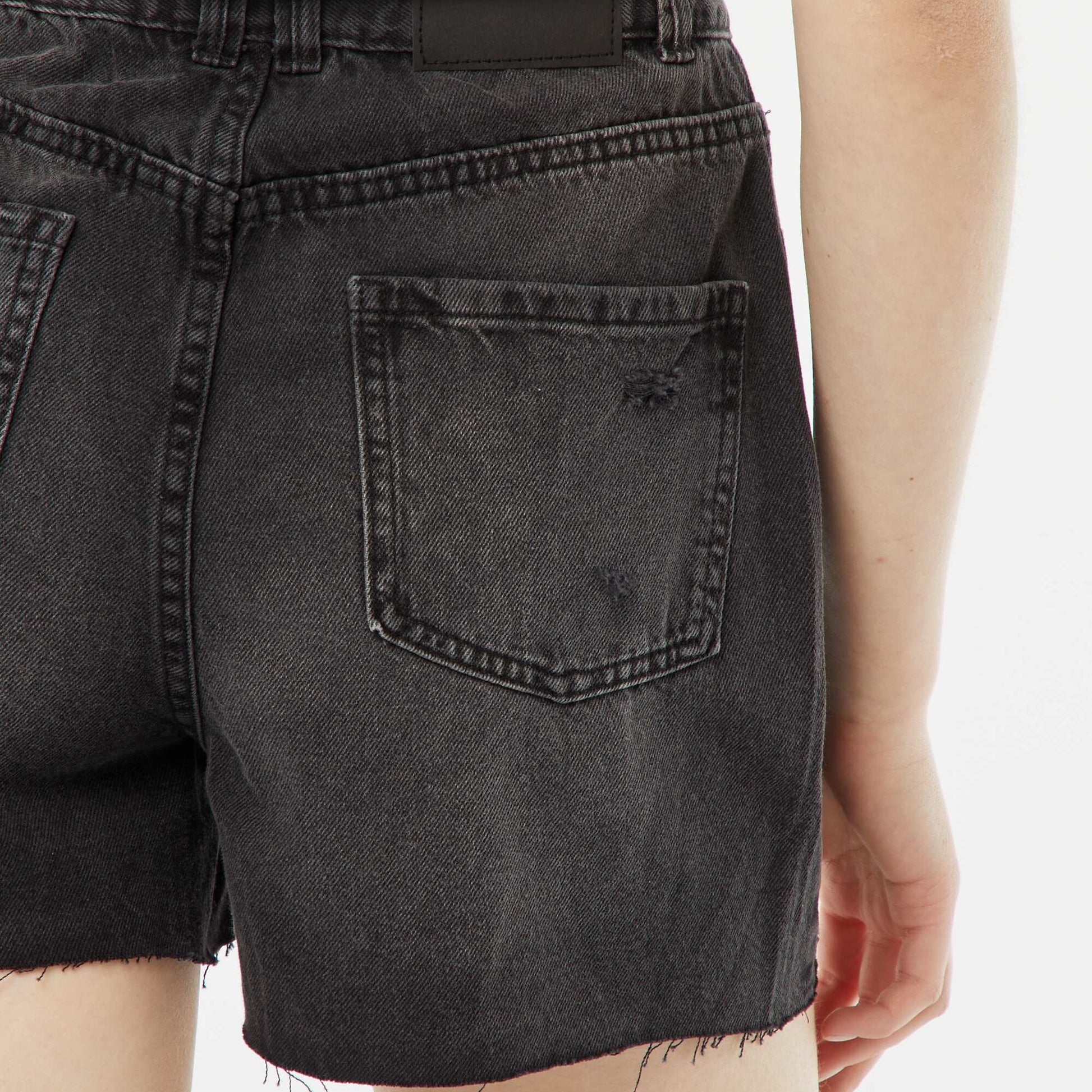Short court en jean avec abrasions et finitions à cru GRIS