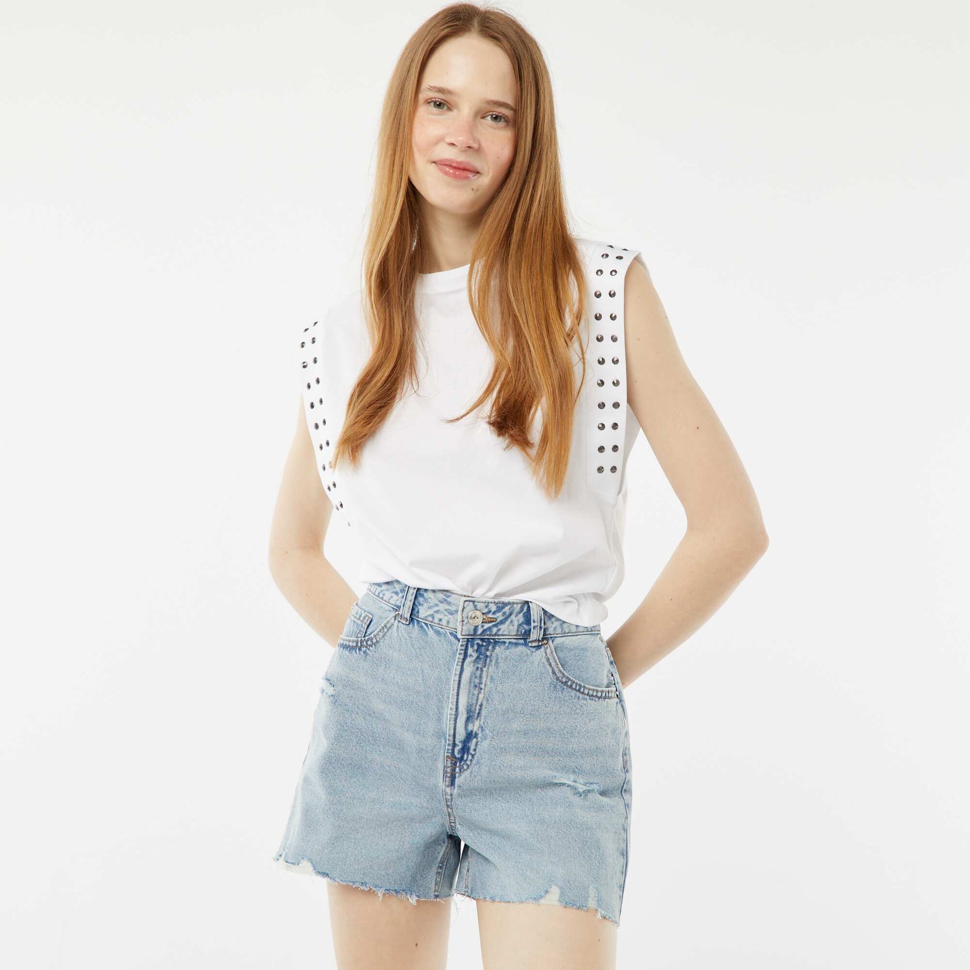 Short court en jean avec abrasions et finitions à cru BLEU