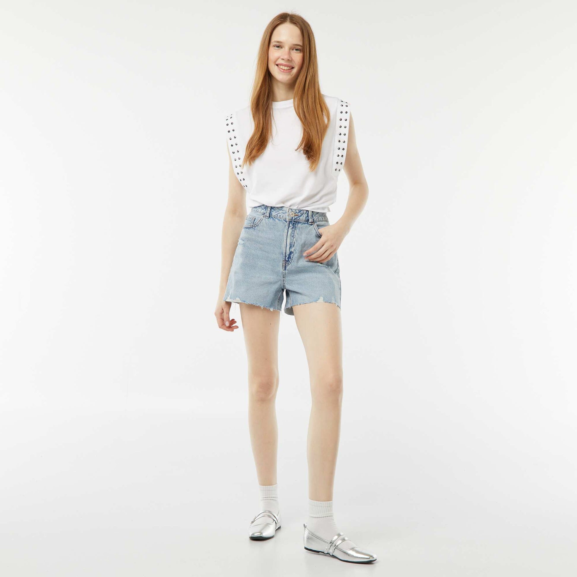 Short court en jean avec abrasions et finitions à cru BLEU