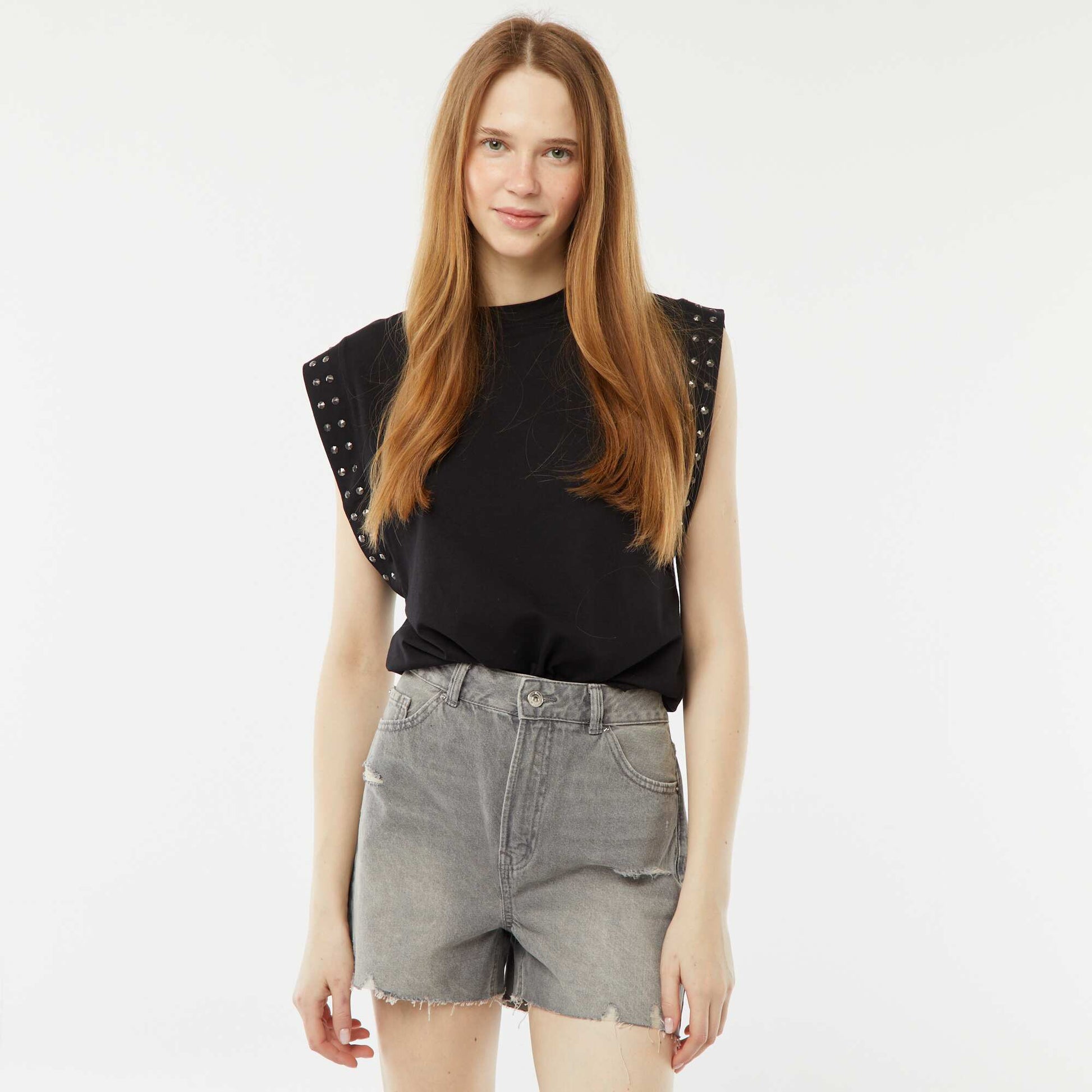 Short court en jean avec abrasions et finitions à cru GRIS