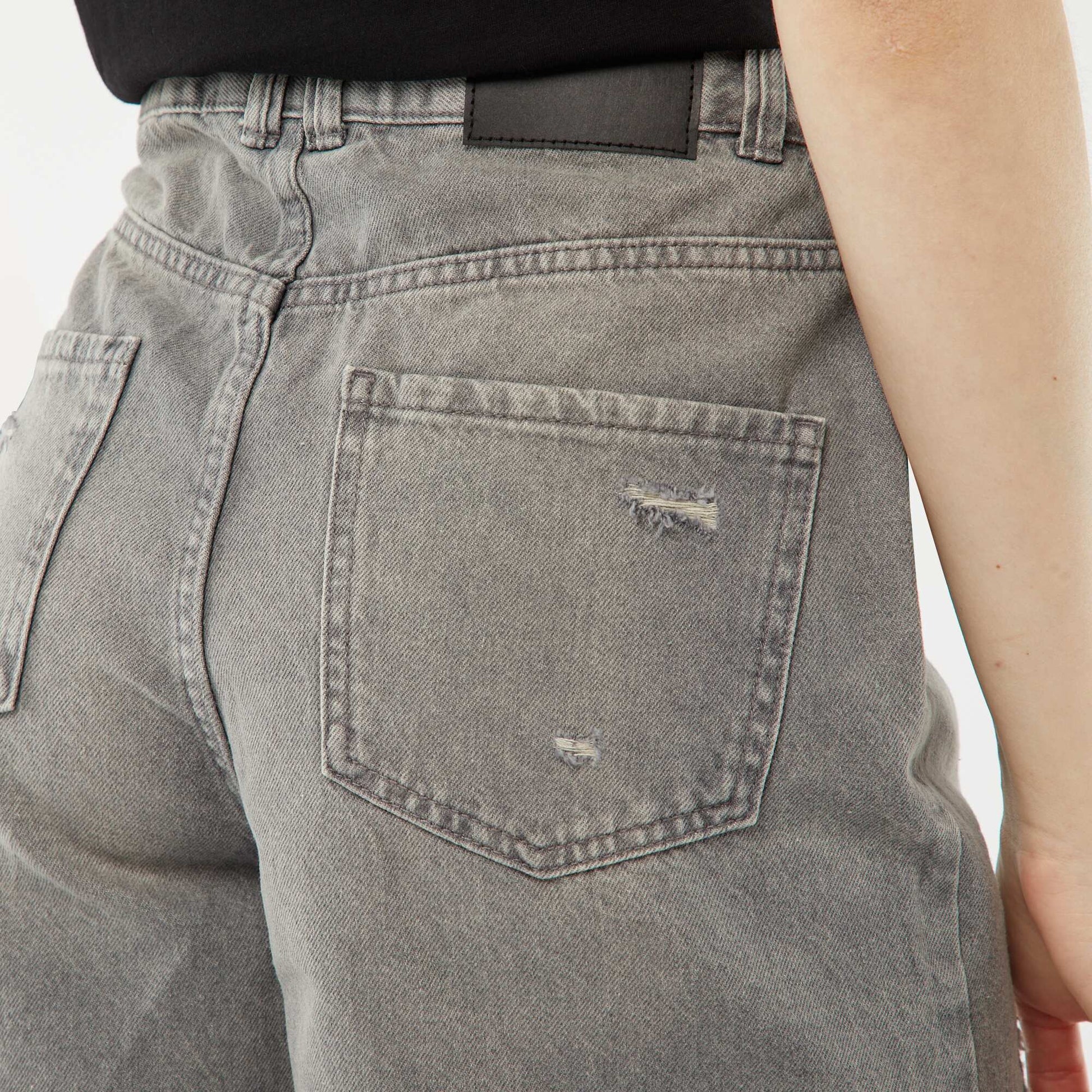Short court en jean avec abrasions et finitions à cru GRIS