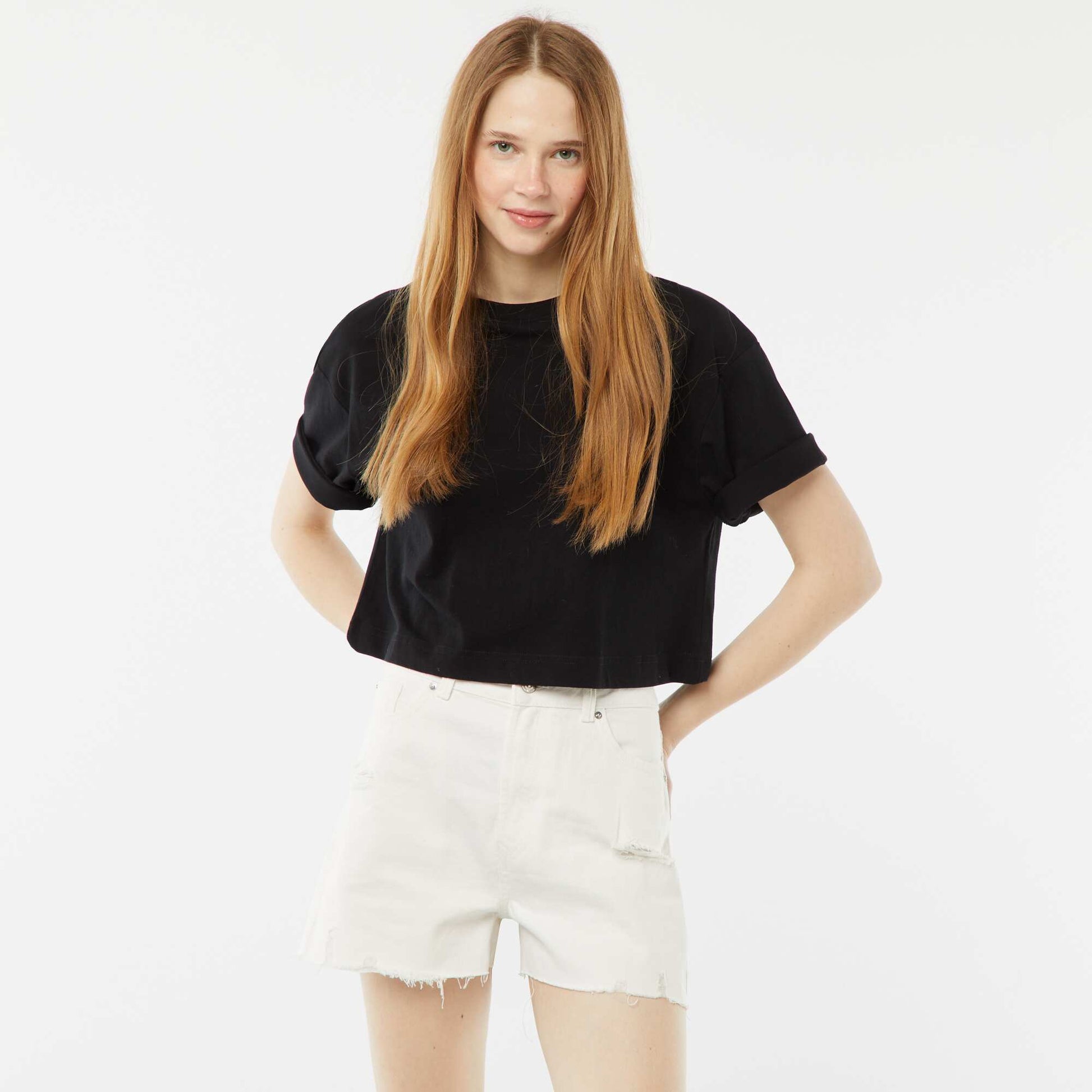Short court en jean avec abrasions et finitions à cru BLANC