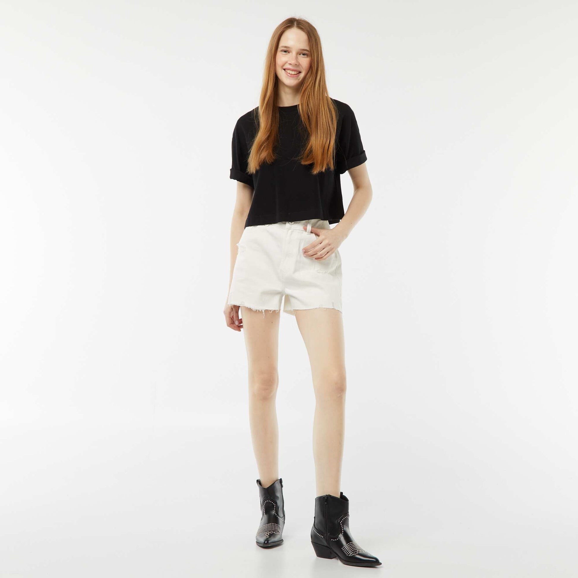 Short court en jean avec abrasions et finitions à cru BLANC