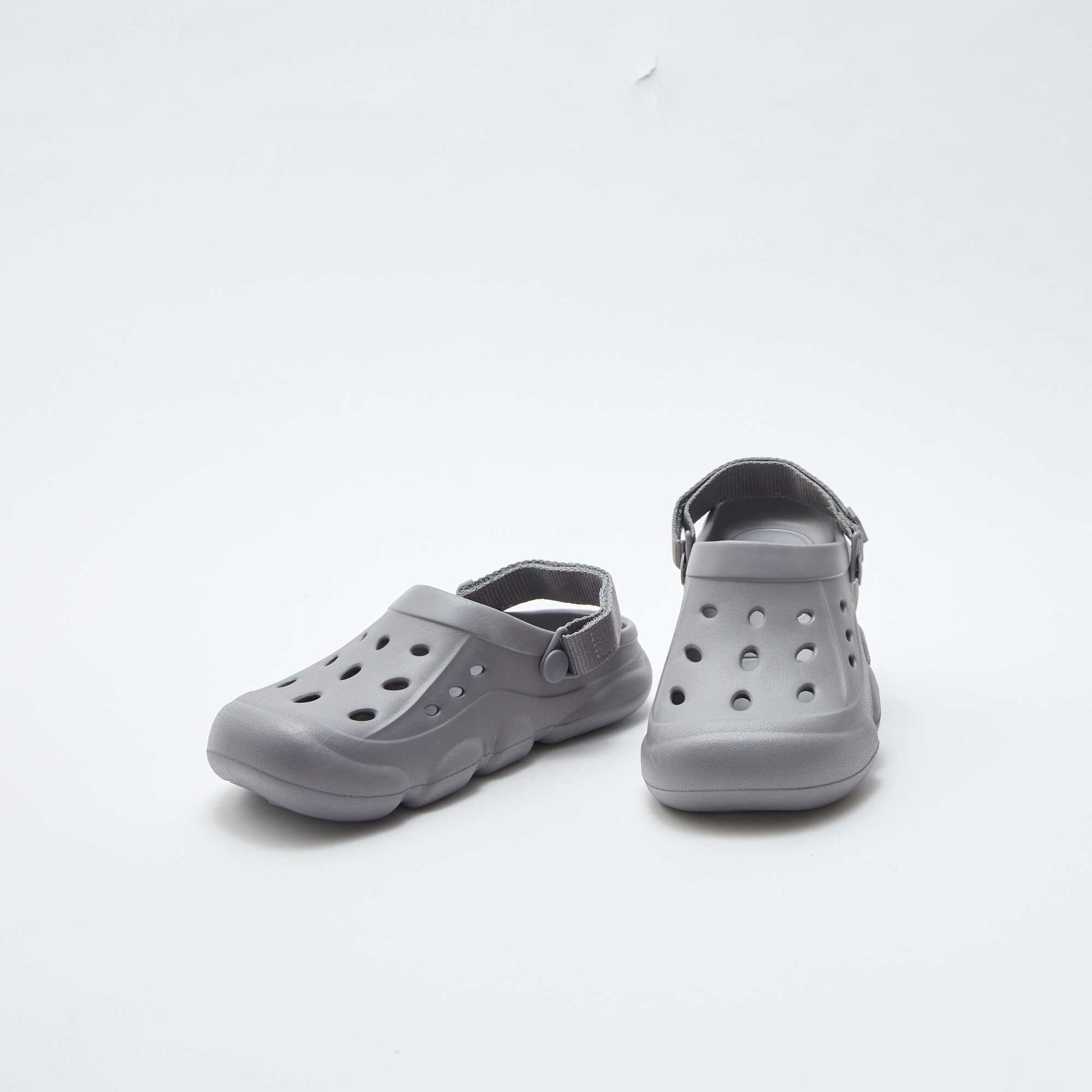 Sabots unis en plastique moulé GRIS
