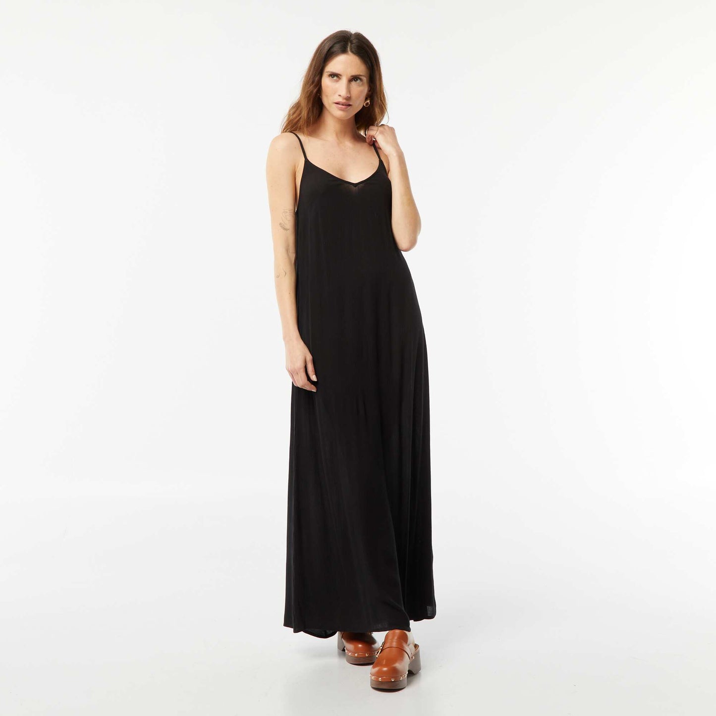 Robe longue en maille crêpée avec fines bretelles NOIR