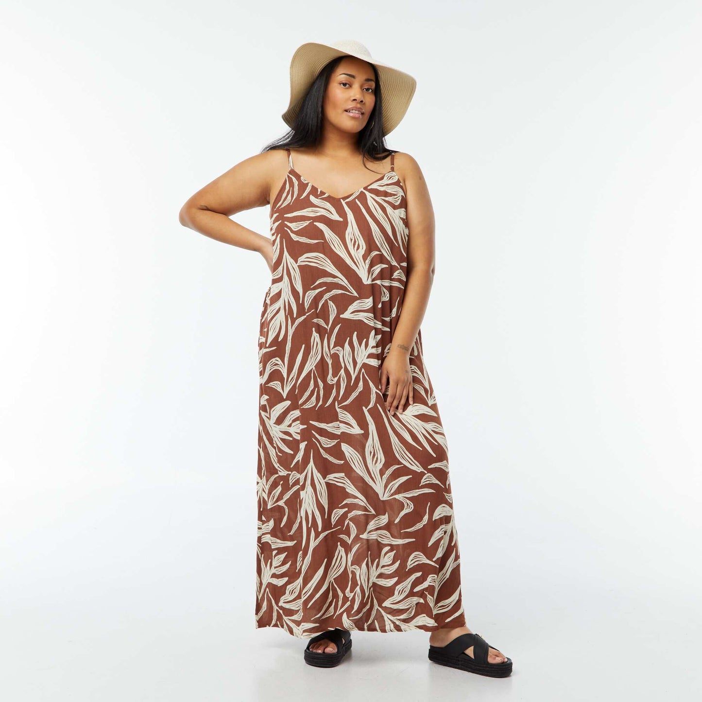 Robe fluide longue avec fines bretelles réglables MARRON