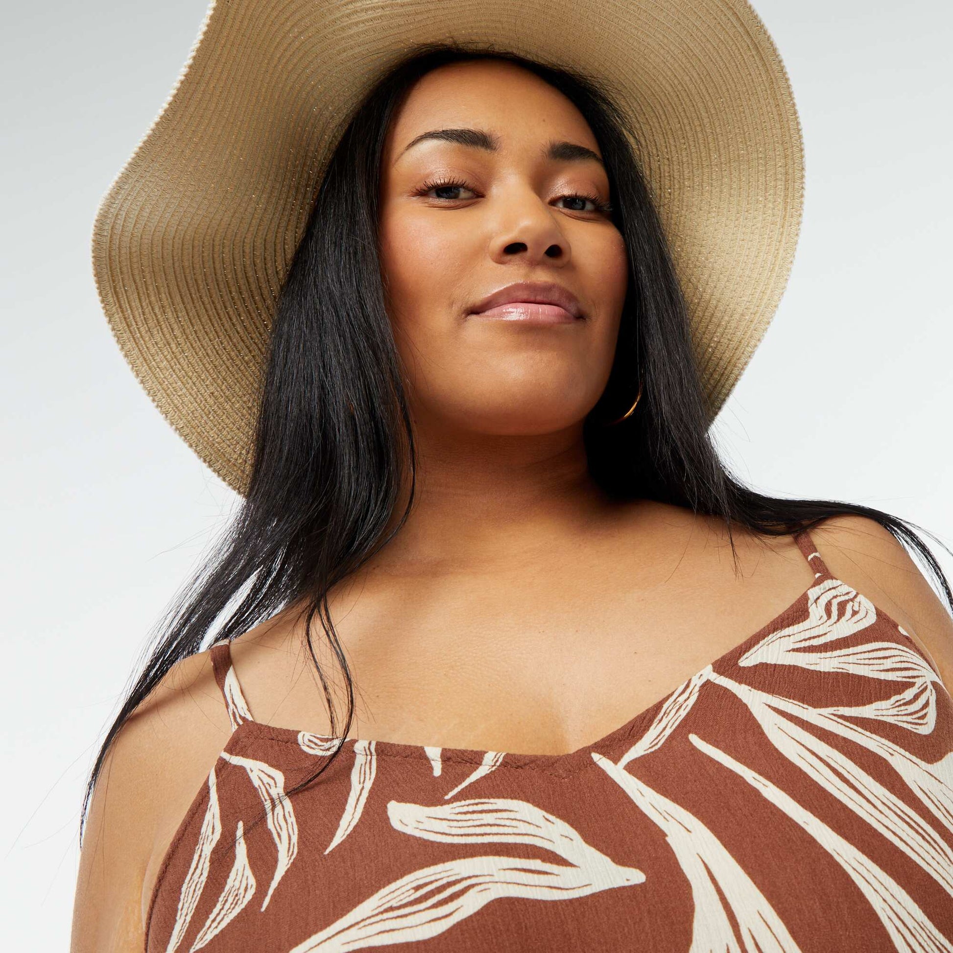 Robe fluide longue avec fines bretelles réglables MARRON