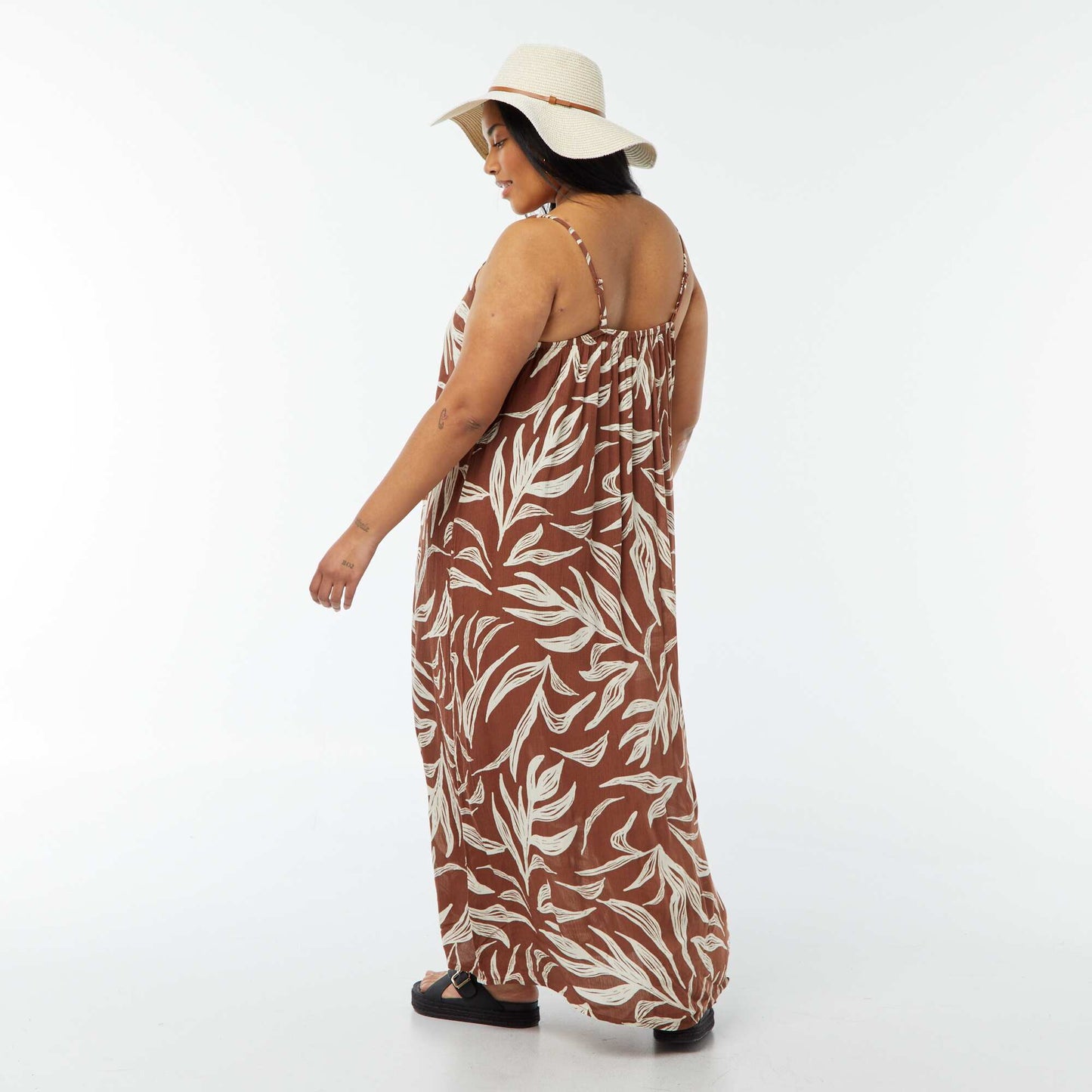 Robe fluide longue avec fines bretelles réglables MARRON