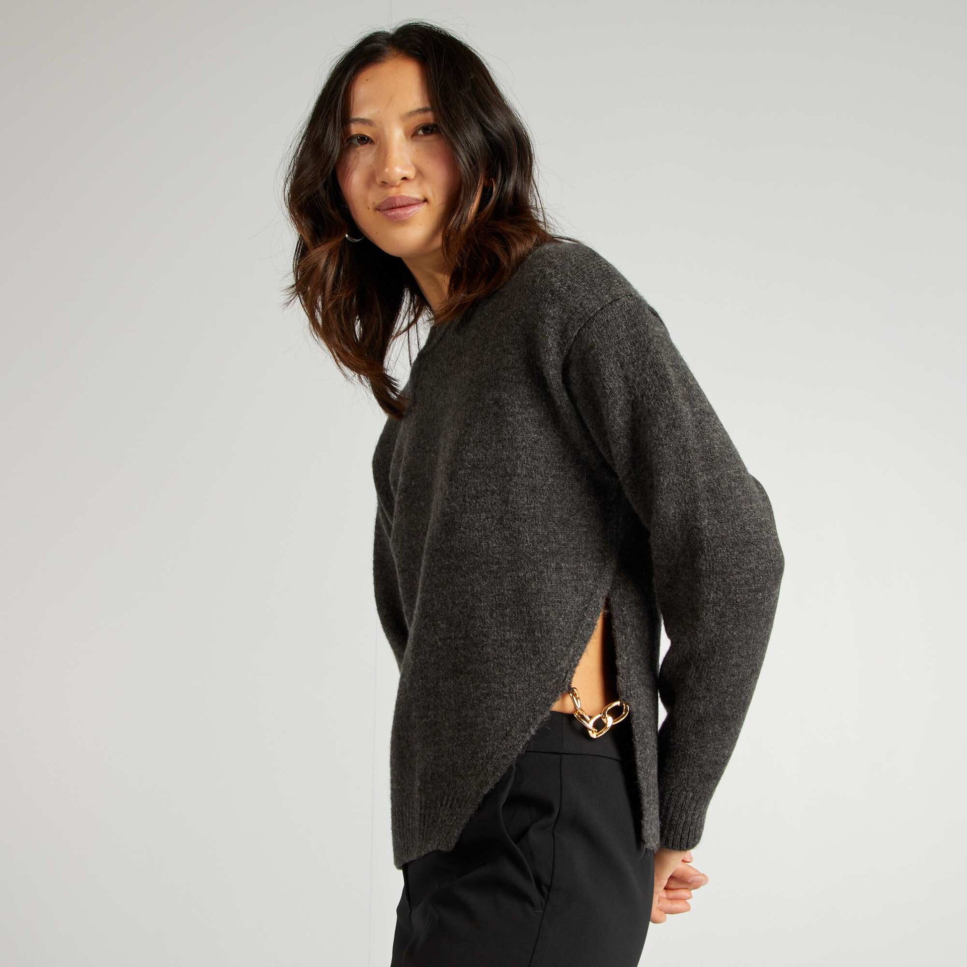 Pull en maille tricot avec chaine dorée fantaisie Gris