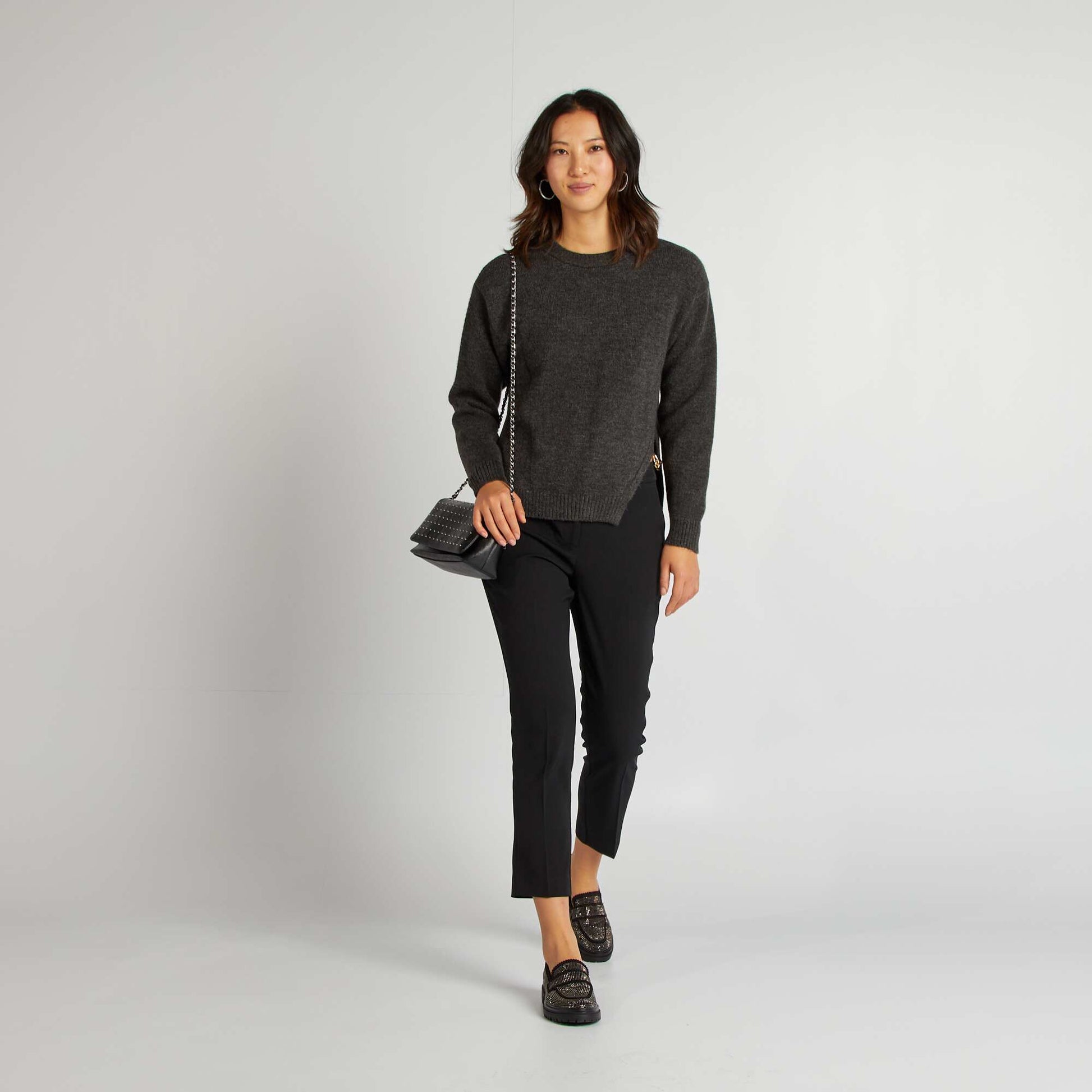 Pull en maille tricot avec chaine dorée fantaisie Gris